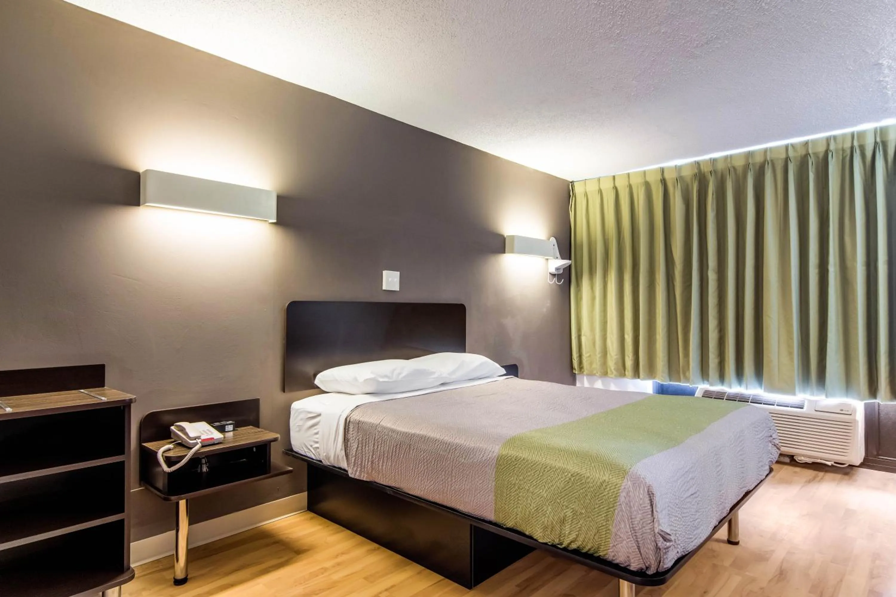 Bedroom, Bed in Studio 6 LaGrange