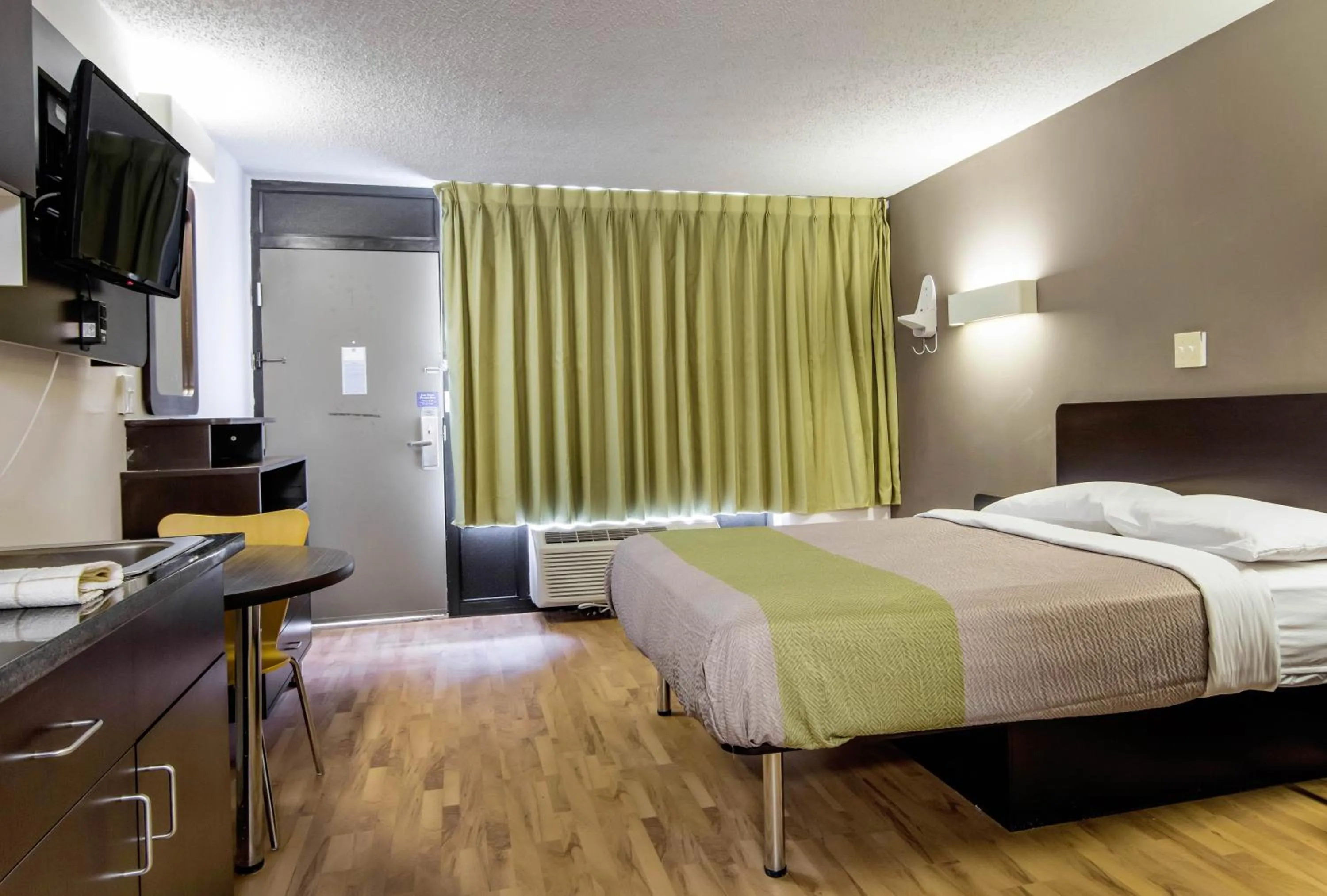 Photo of the whole room, Bed in Studio 6 LaGrange