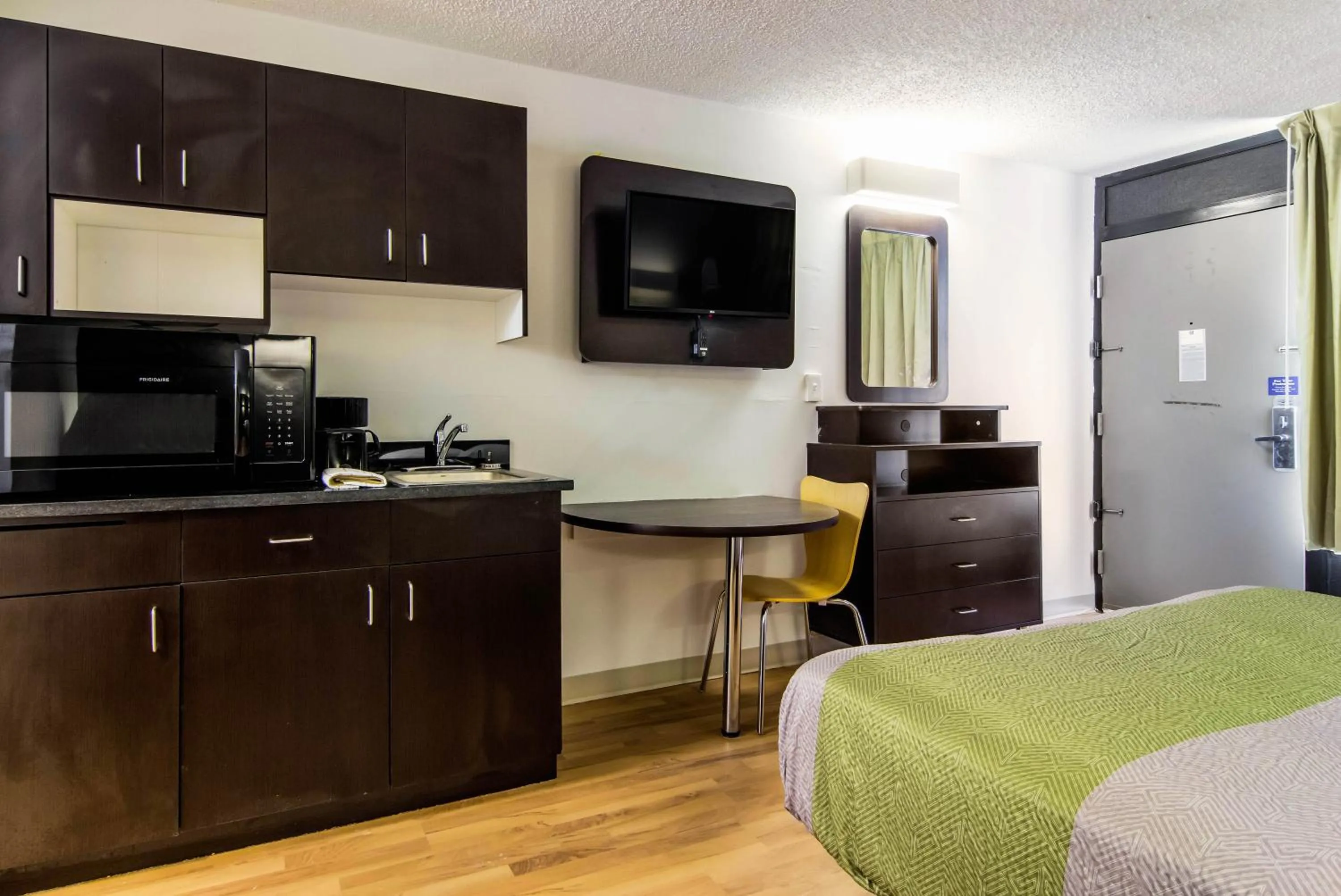 TV and multimedia, Bed in Studio 6 LaGrange