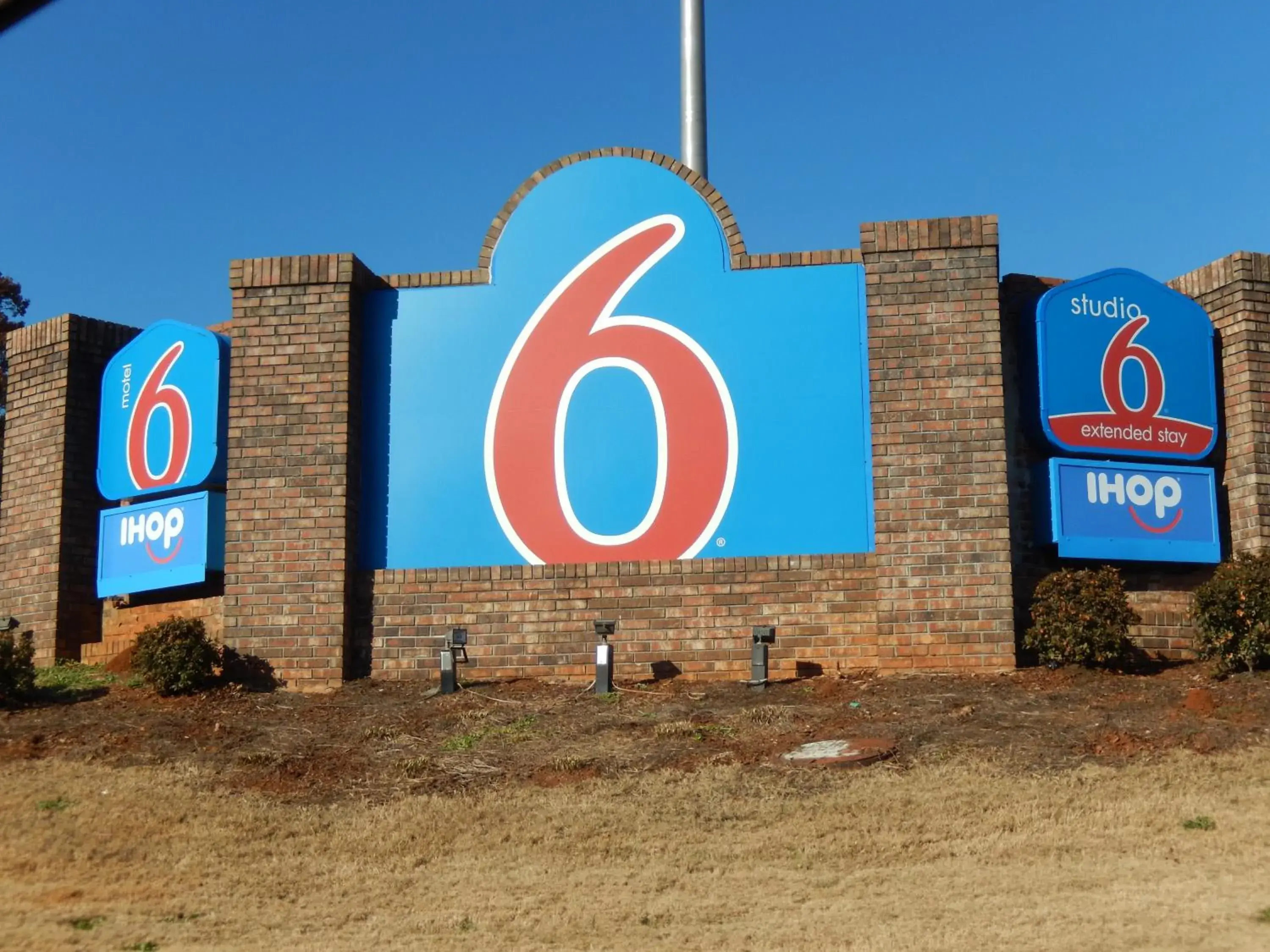 Property building in Studio 6 LaGrange Property building in Studio 6 LaGrange