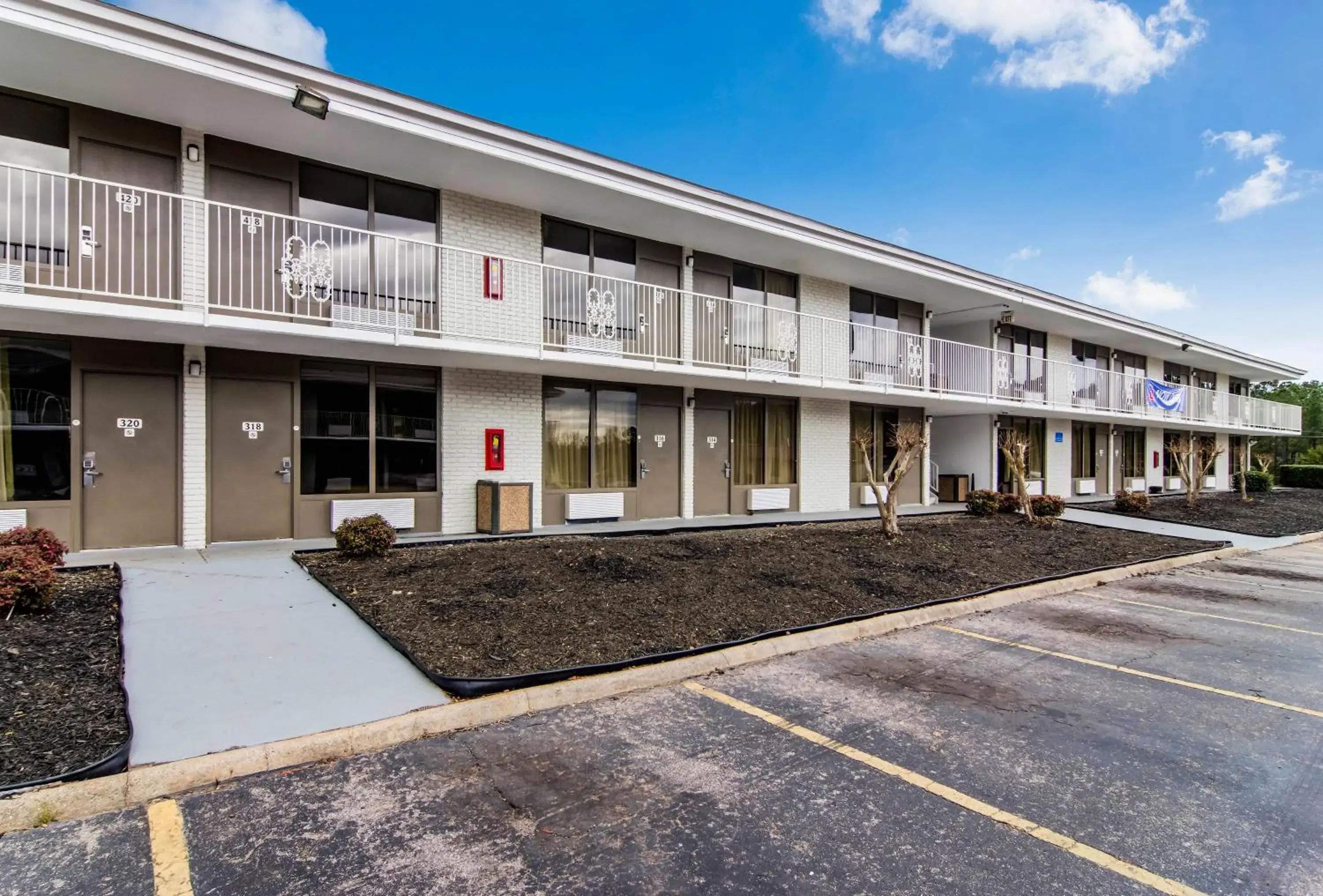 Property building in Studio 6 LaGrange Property building in Studio 6 LaGrange