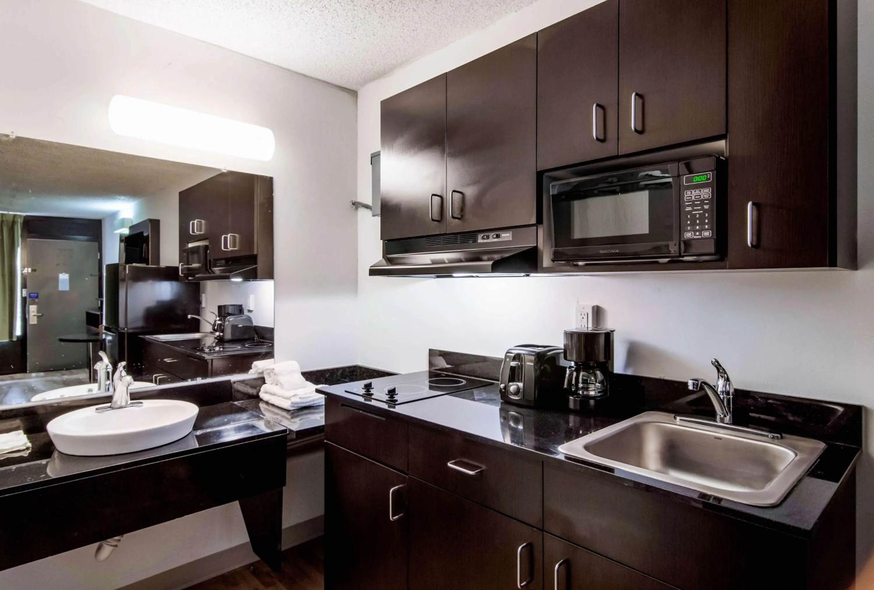 Kitchen or kitchenette in Studio 6 LaGrange