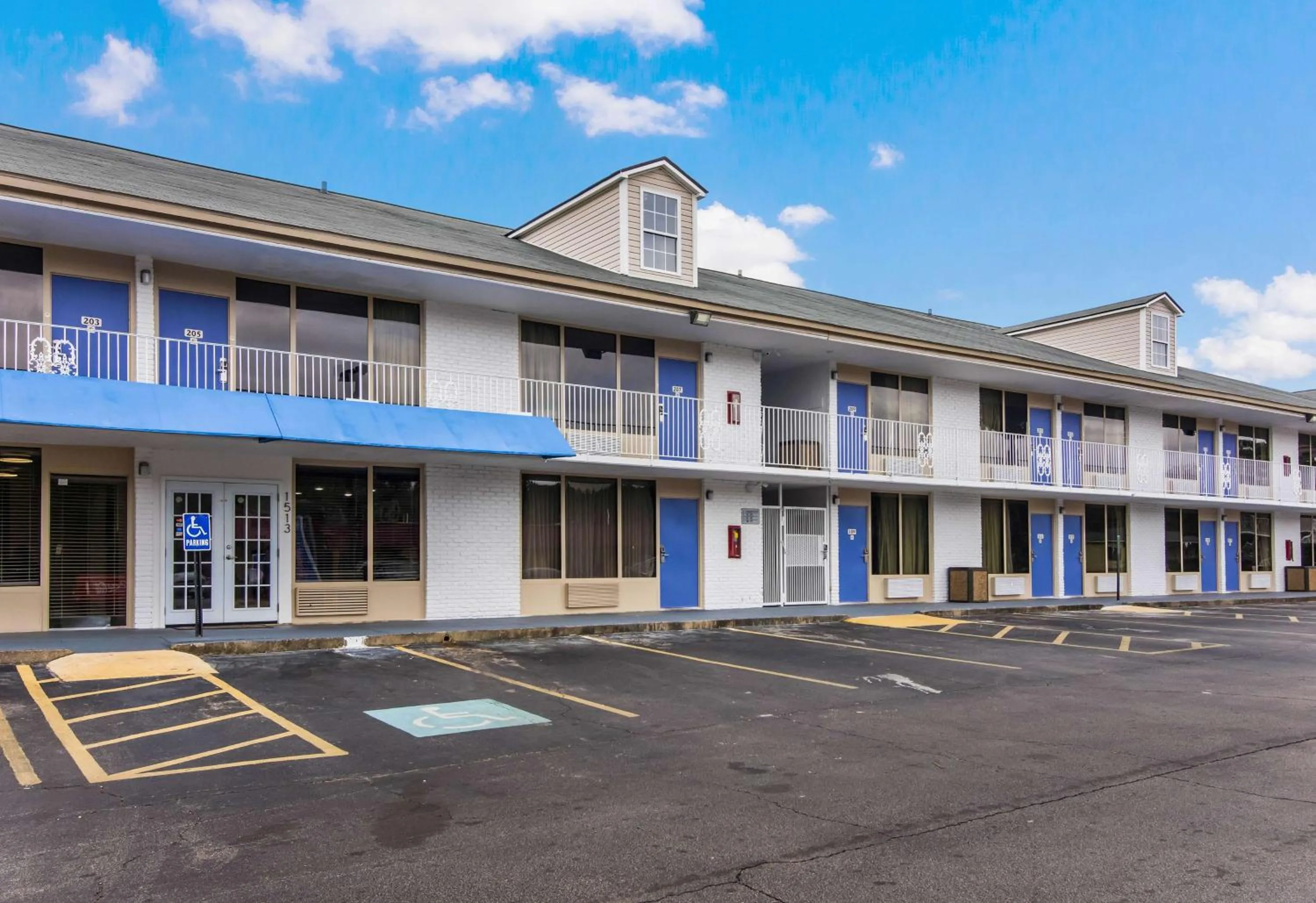 Property building in Studio 6 LaGrange