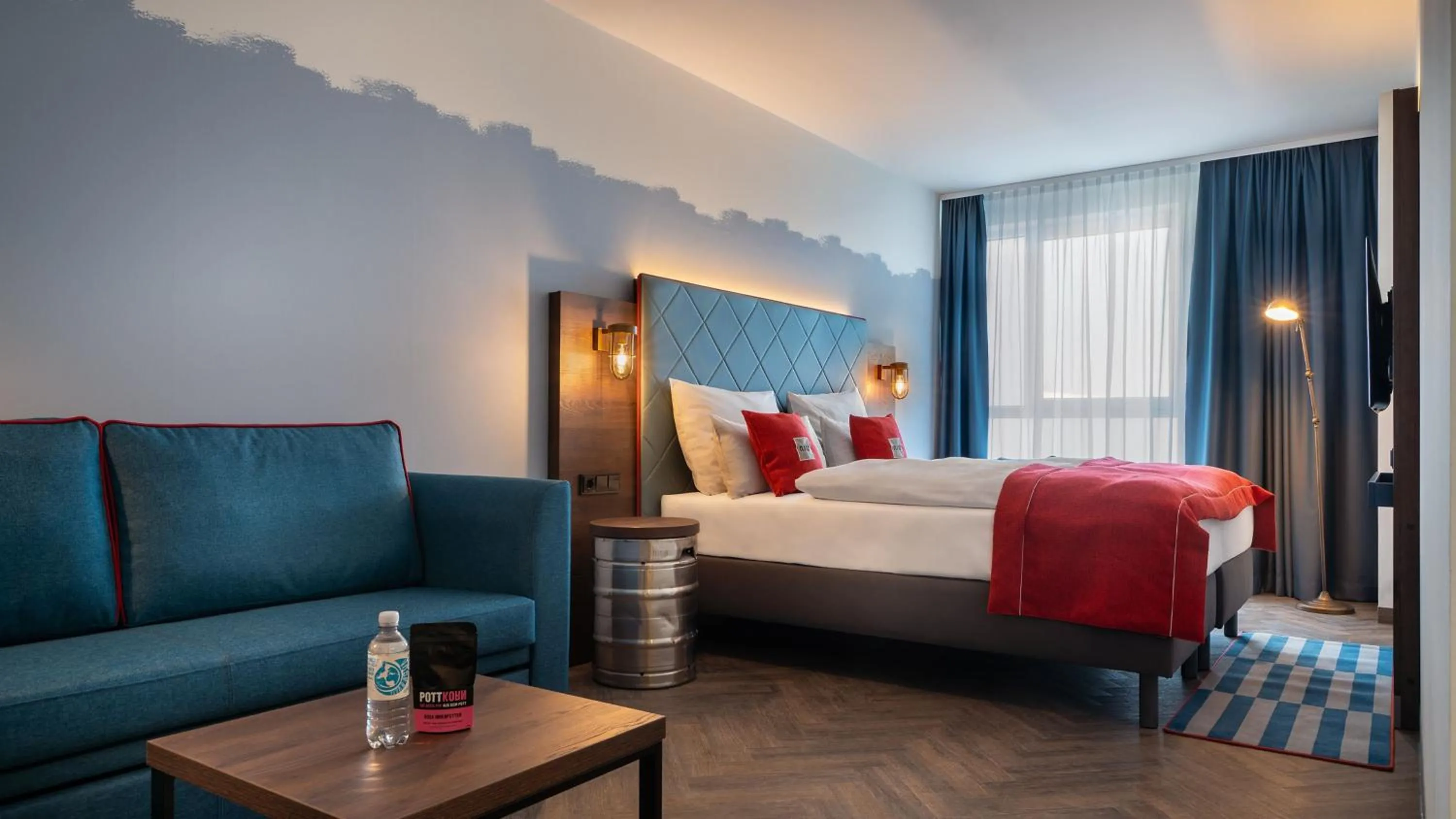 Photo of the whole room, Bed in Holiday Inn - the niu, Keg Hamburg Ost by IHG