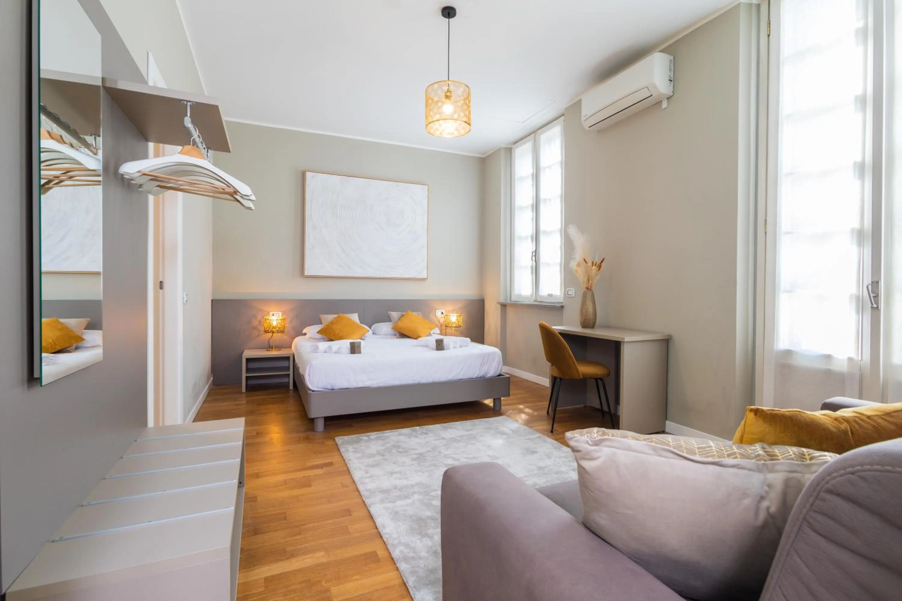 Photo of the whole room, Bed in Martini Suite