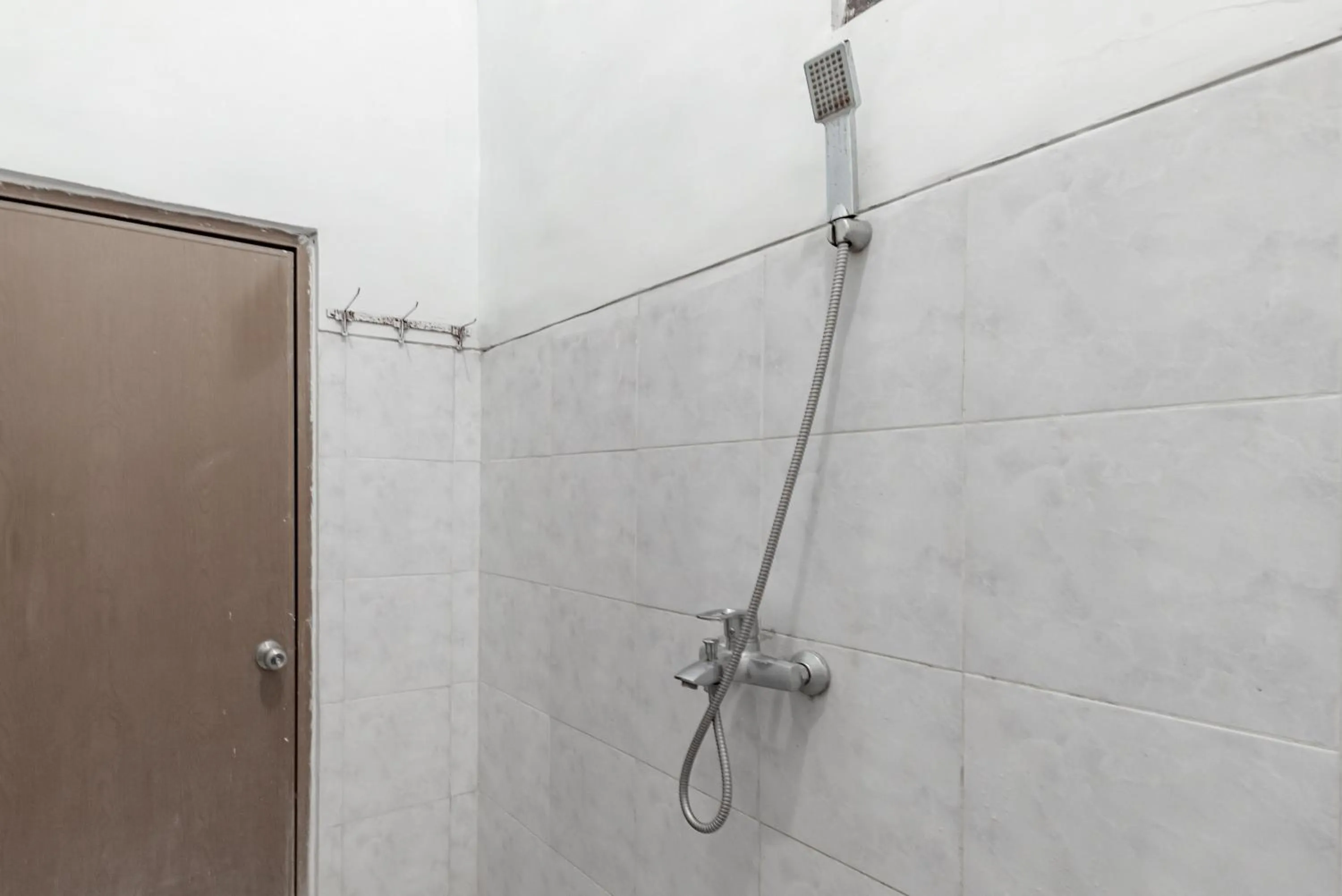 Bathroom in Reddoorz at Ciliwung Guest House Syariah