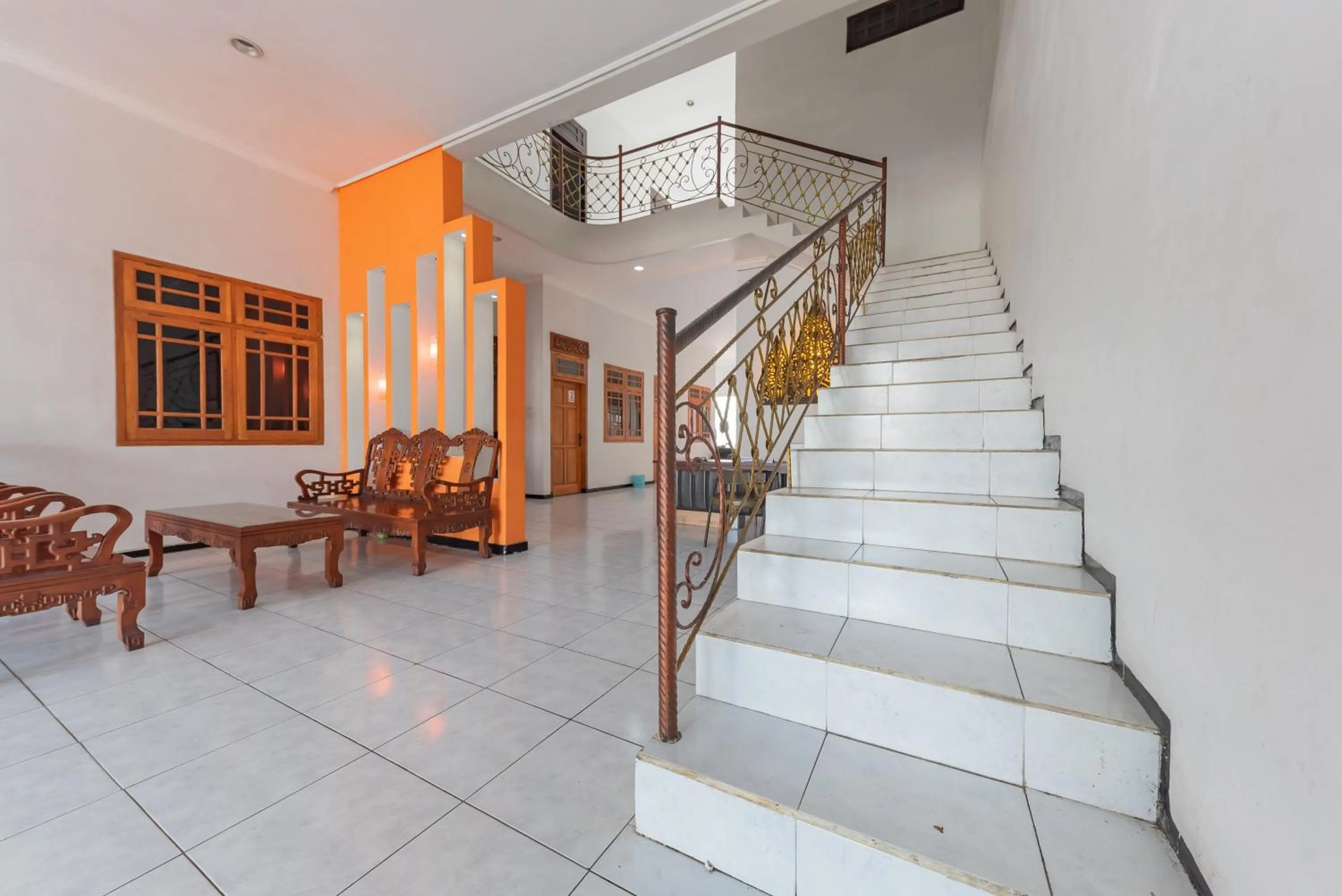 Seating area in Reddoorz at Ciliwung Guest House Syariah