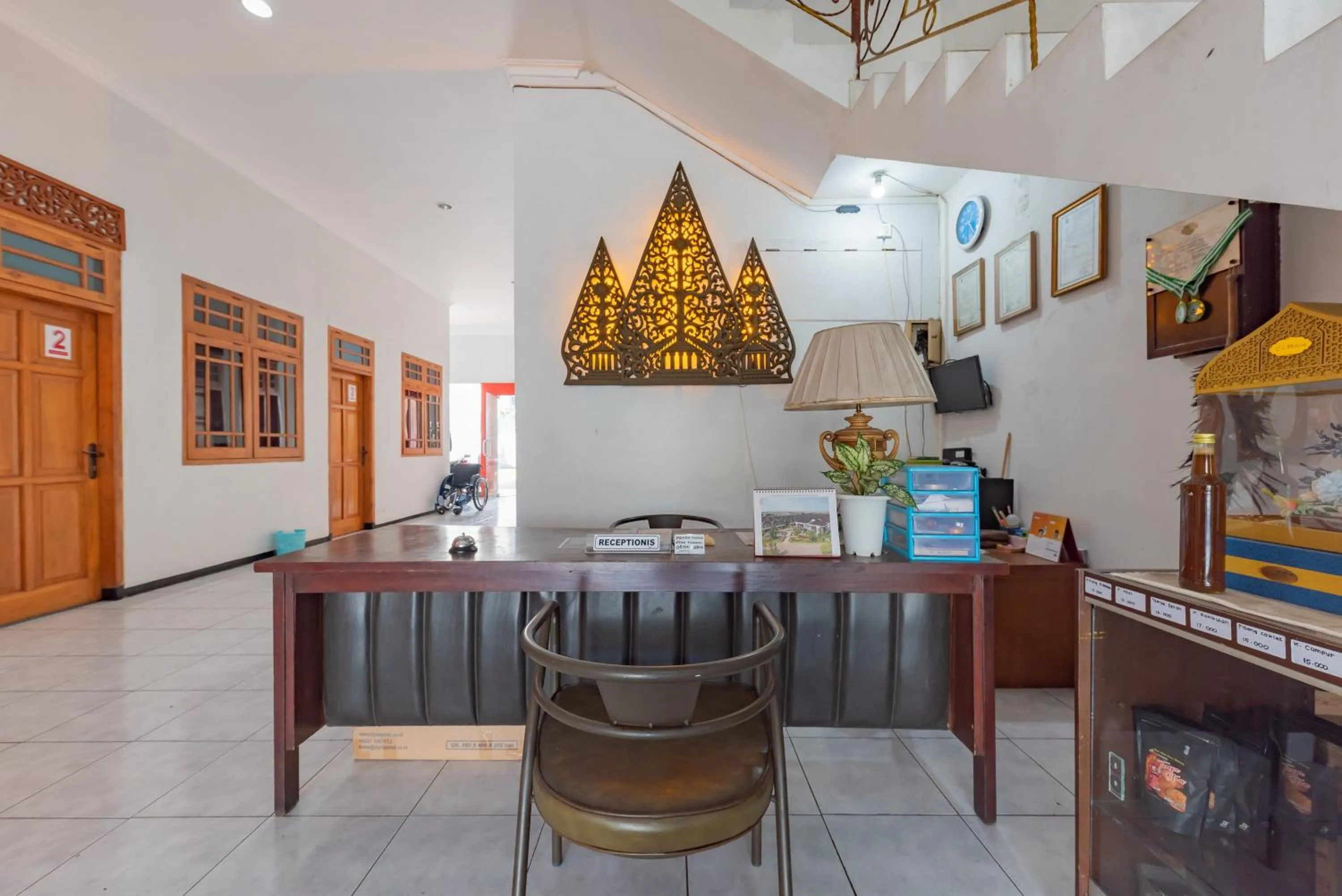 Lobby or reception in Reddoorz at Ciliwung Guest House Syariah