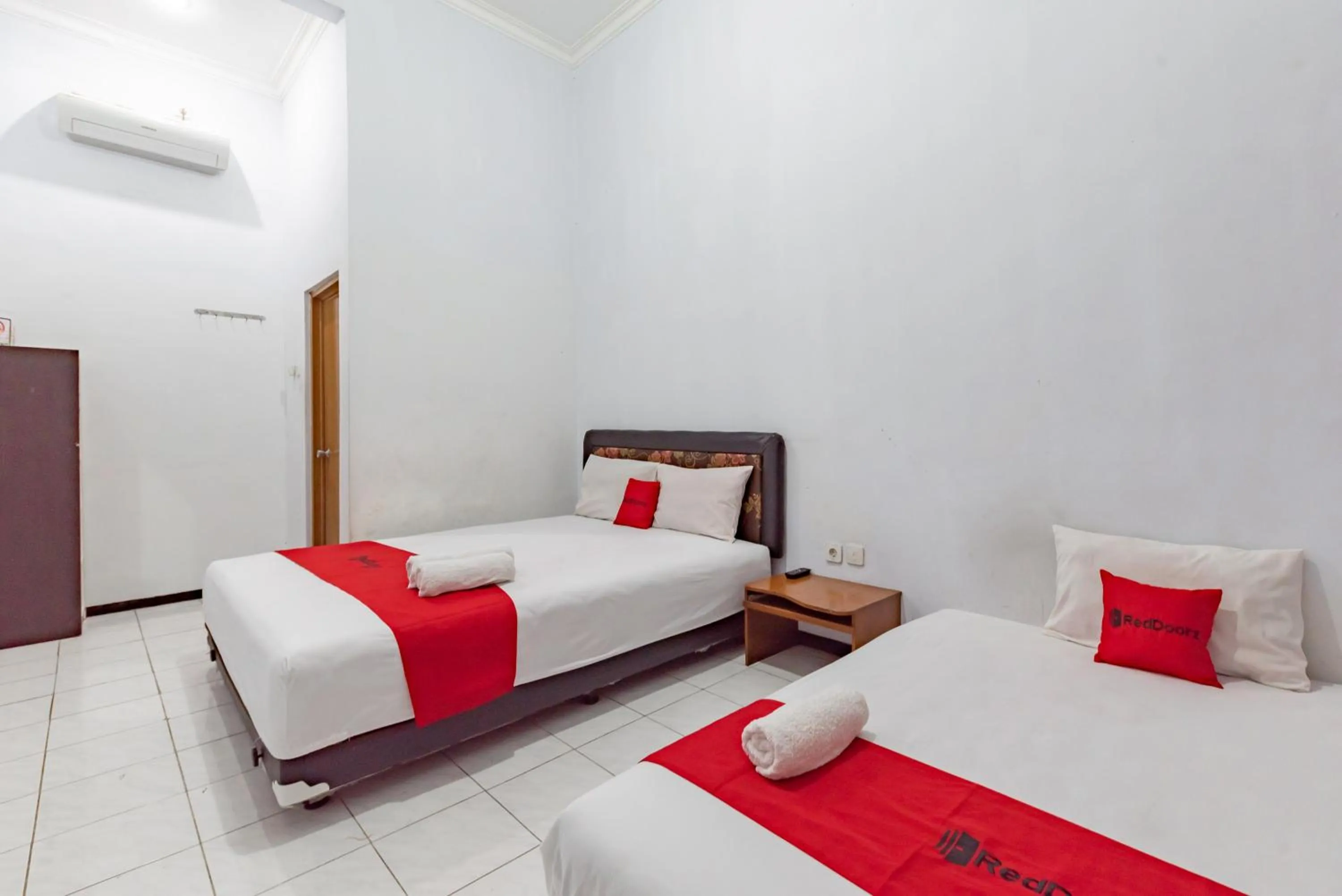 Bedroom, Bed in Reddoorz at Ciliwung Guest House Syariah