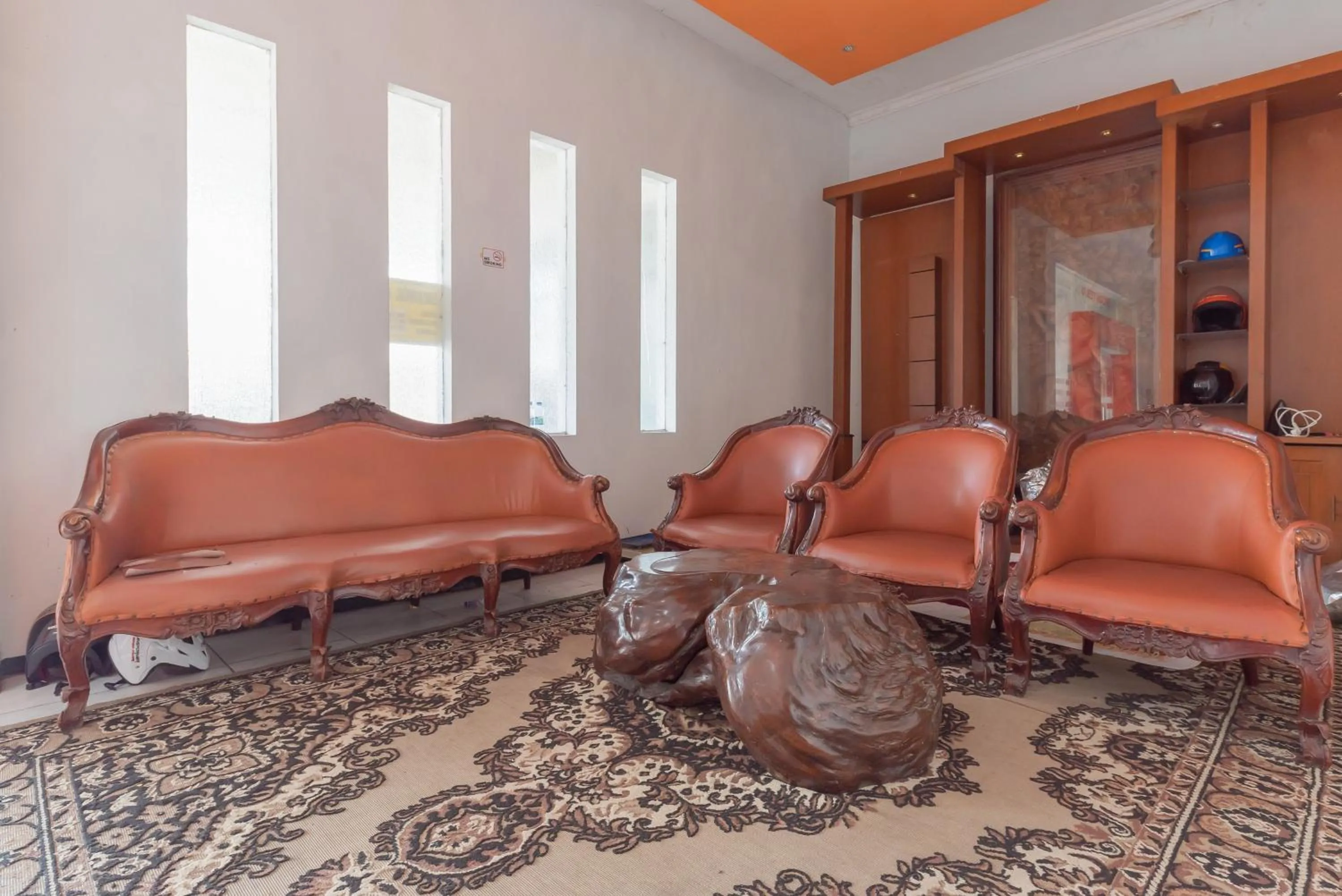 Seating area in Reddoorz at Ciliwung Guest House Syariah