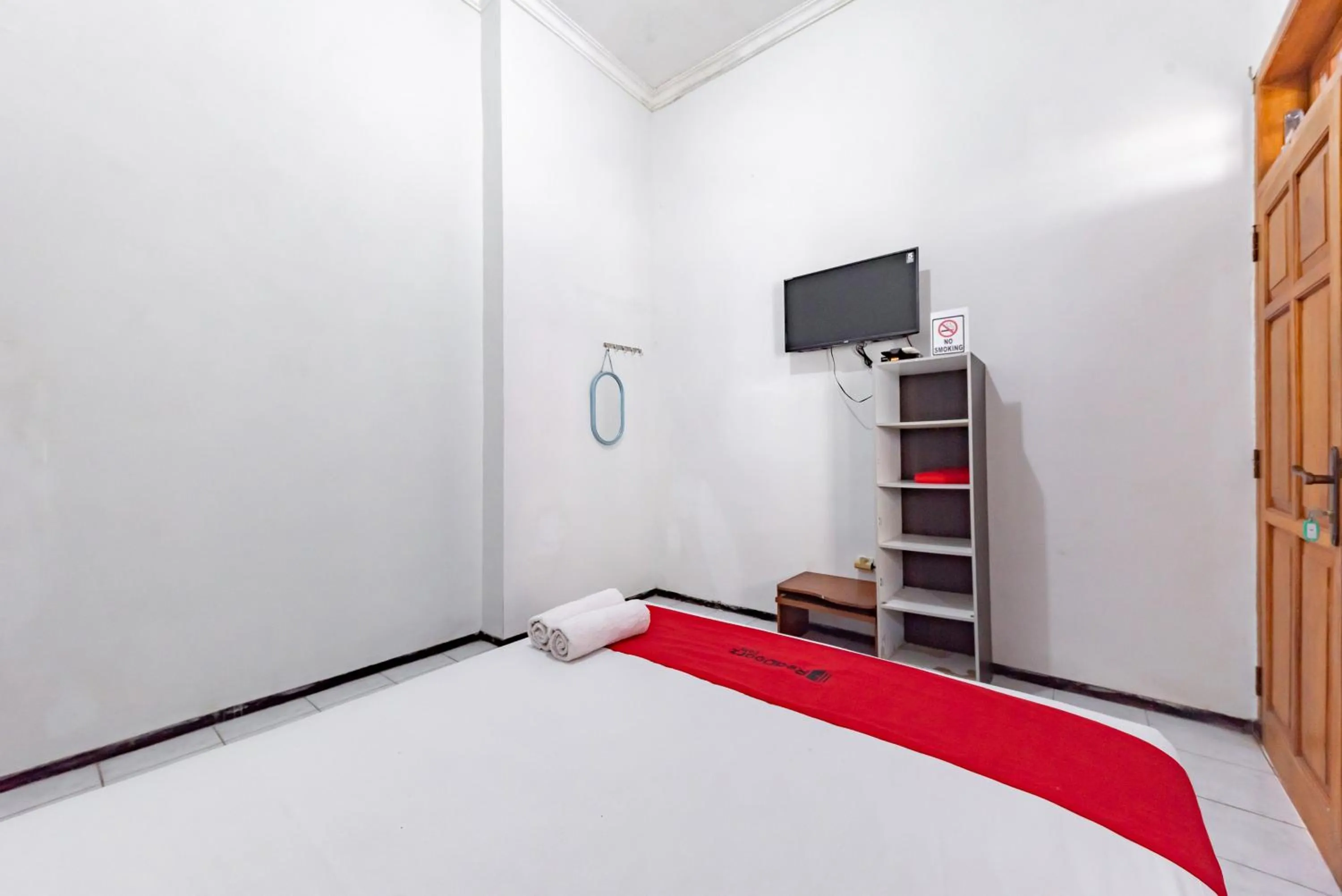 Bedroom, Bed in Reddoorz at Ciliwung Guest House Syariah