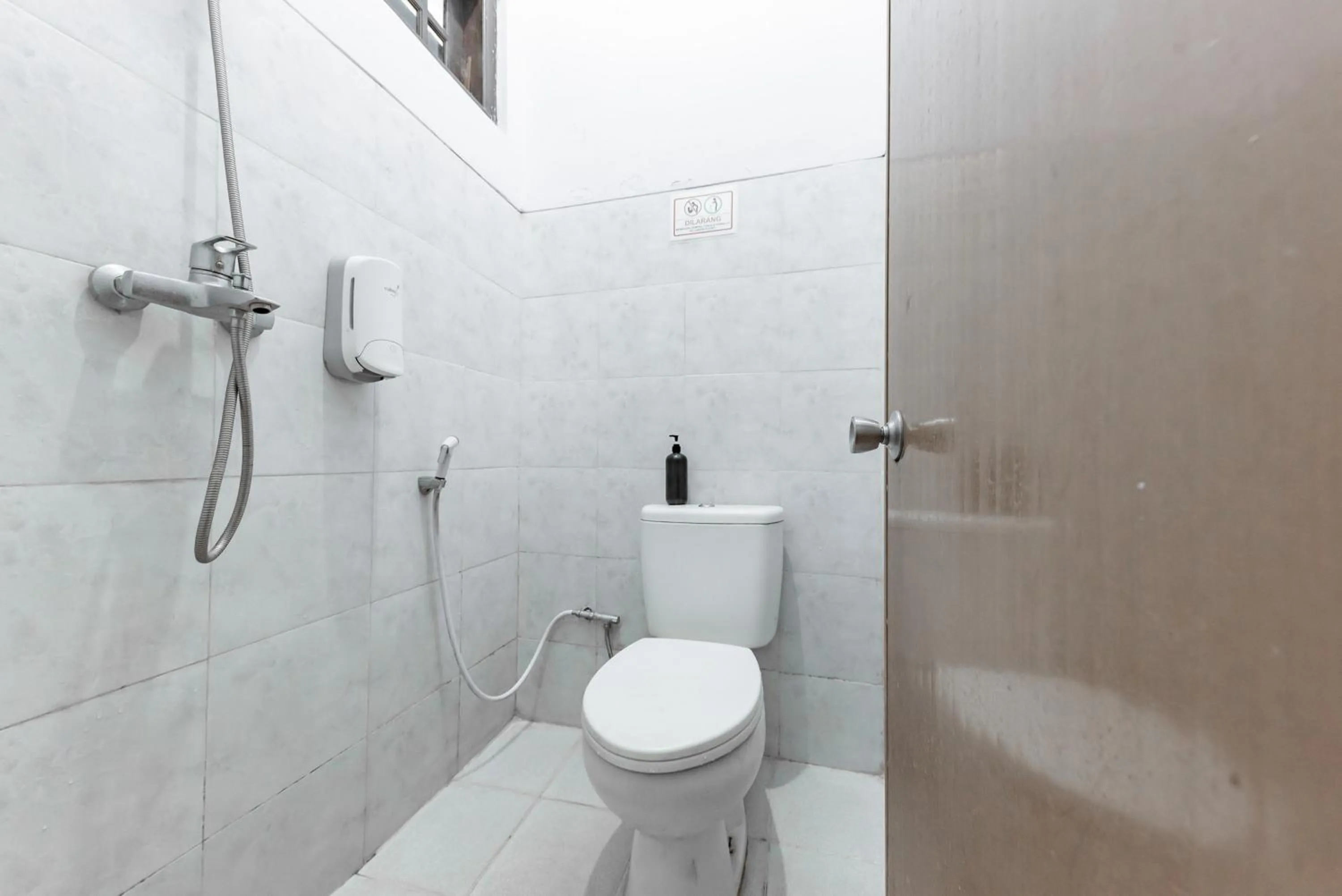 Bathroom in Reddoorz at Ciliwung Guest House Syariah