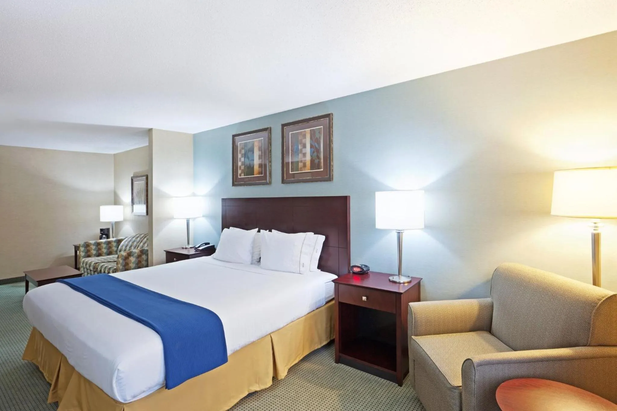 Photo of the whole room, Bed in Holiday Inn Express and Suites Meriden by IHG