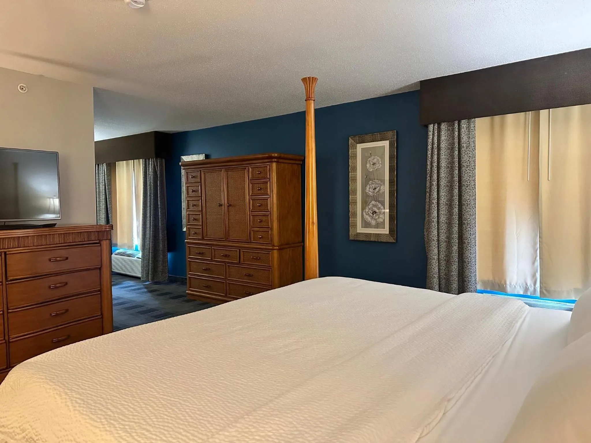 Bedroom, Bed in Holiday Inn Express and Suites Meriden by IHG