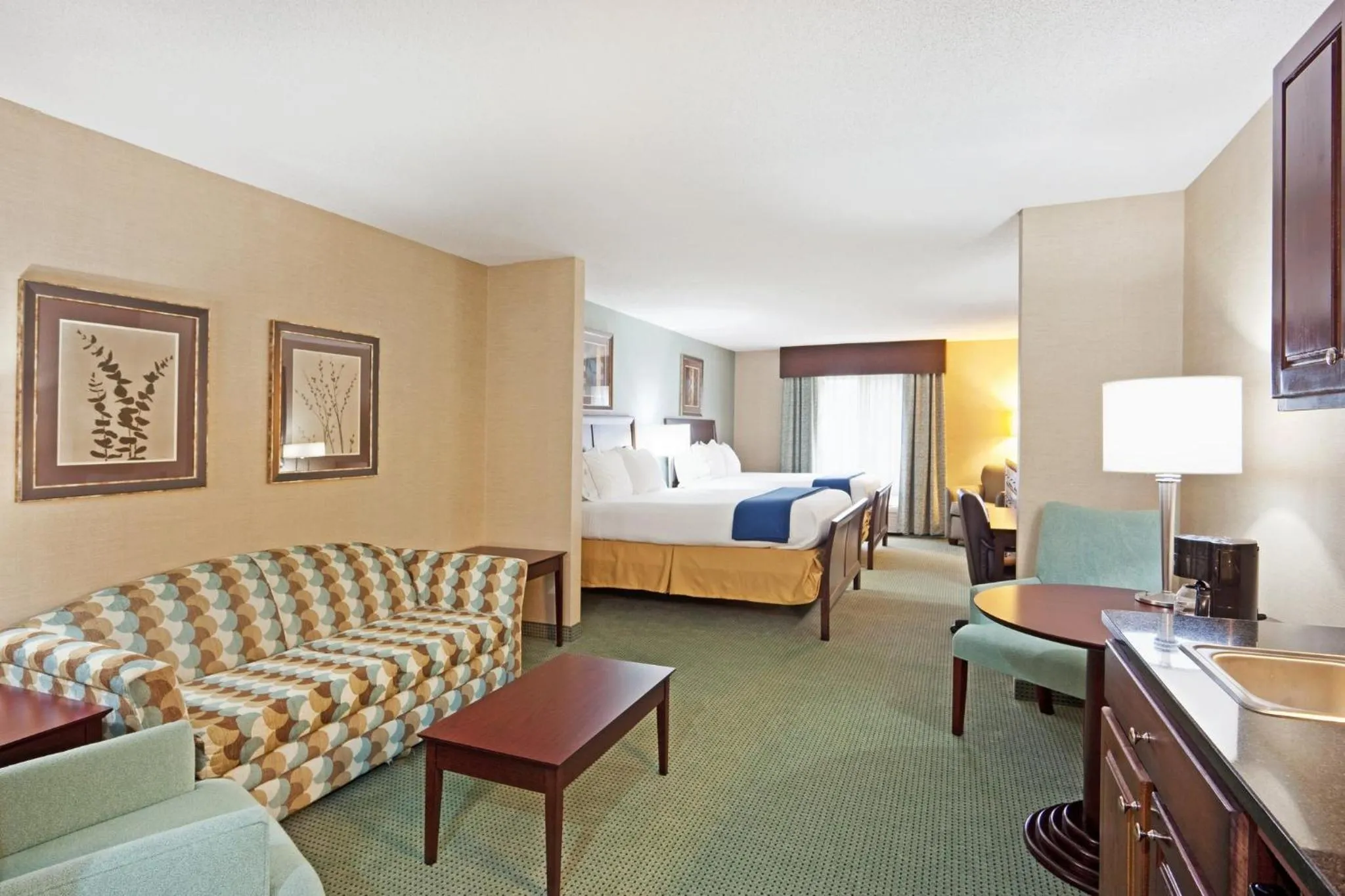 Photo of the whole room, Bed in Holiday Inn Express and Suites Meriden by IHG