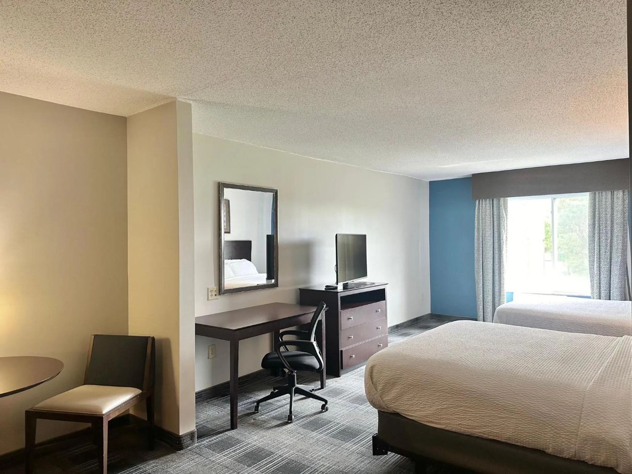 Bedroom, Bed in Holiday Inn Express and Suites Meriden by IHG