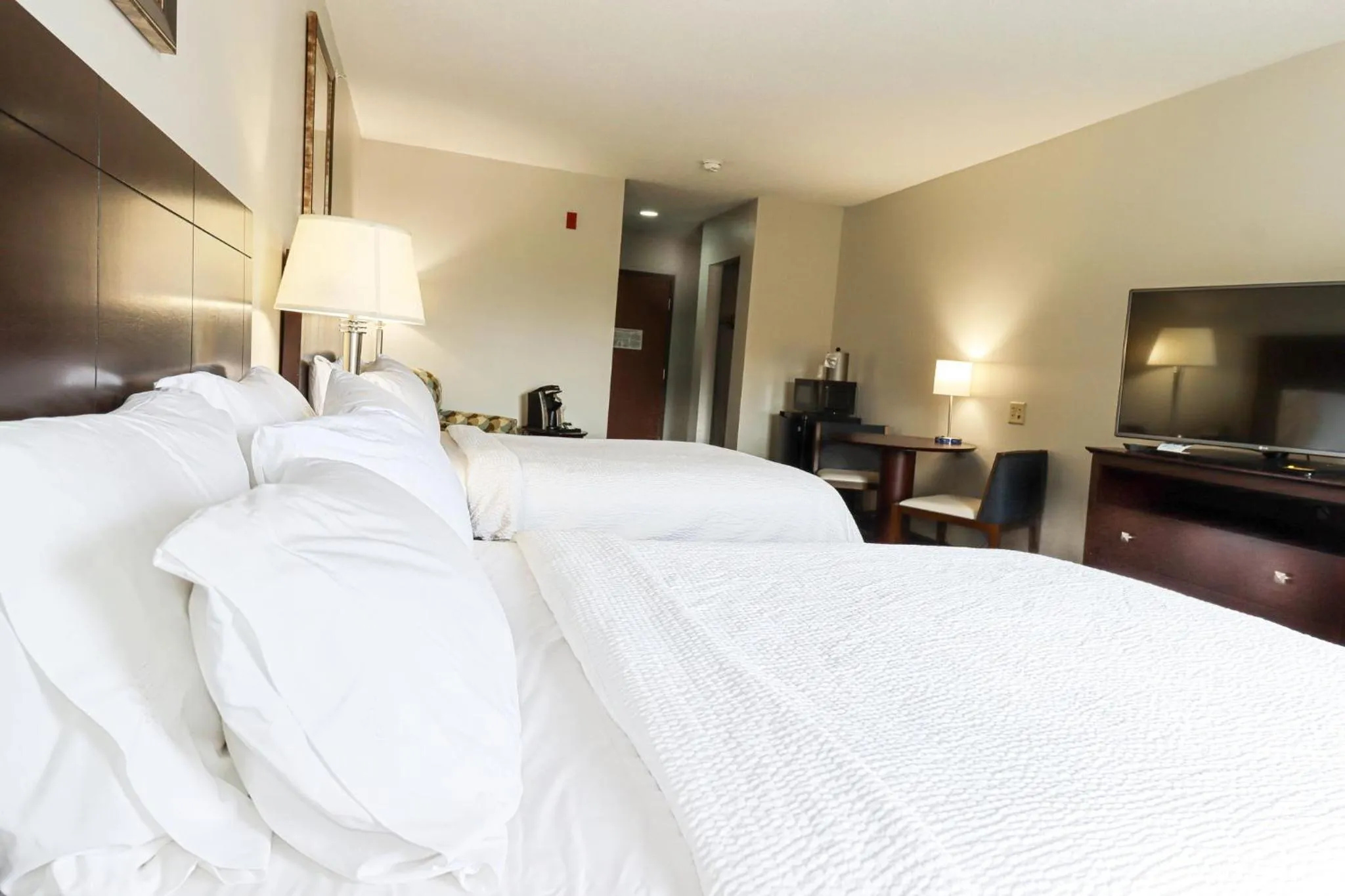 Photo of the whole room, Bed in Holiday Inn Express and Suites Meriden by IHG