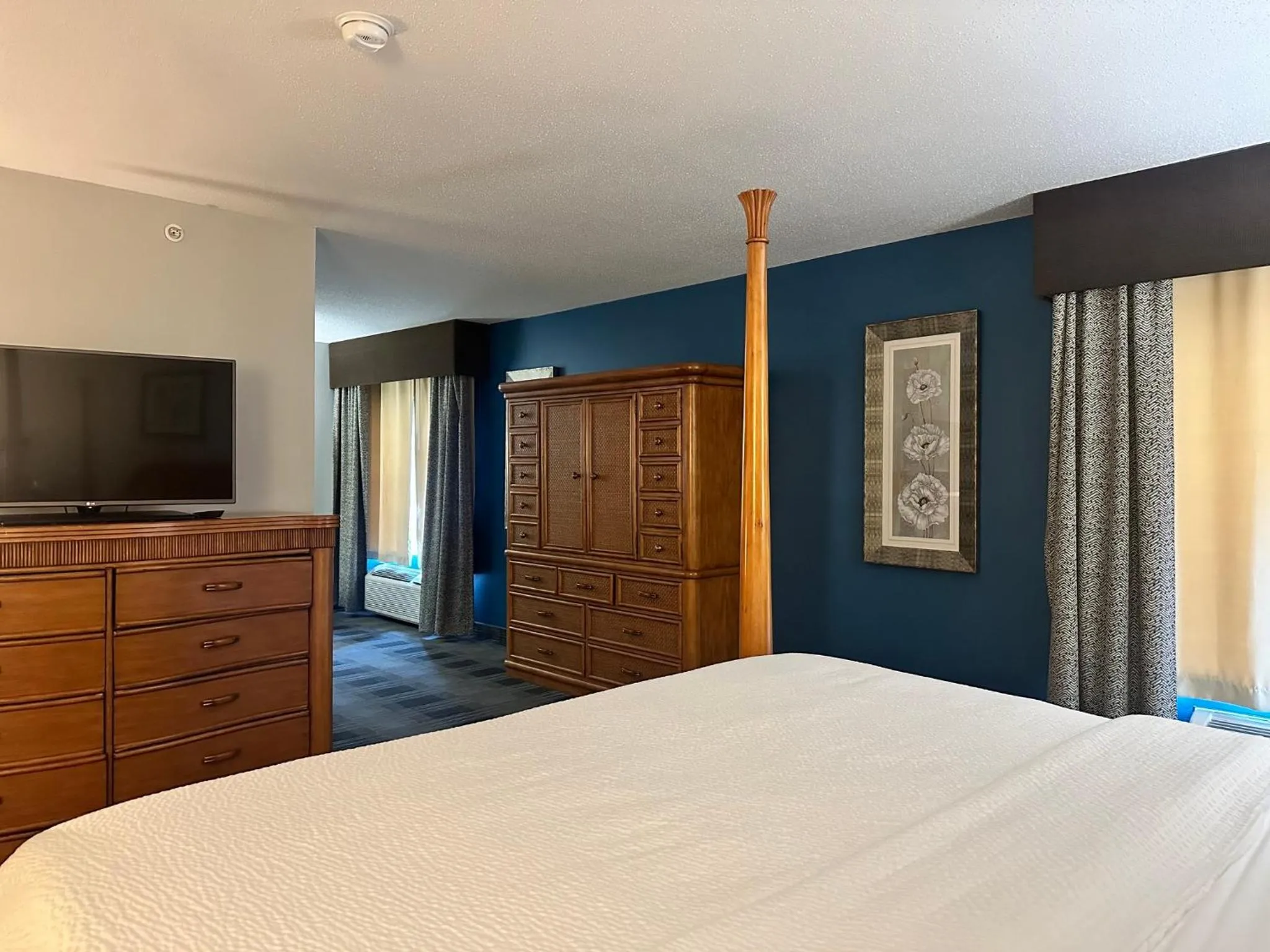 Photo of the whole room, Bed in Holiday Inn Express and Suites Meriden by IHG