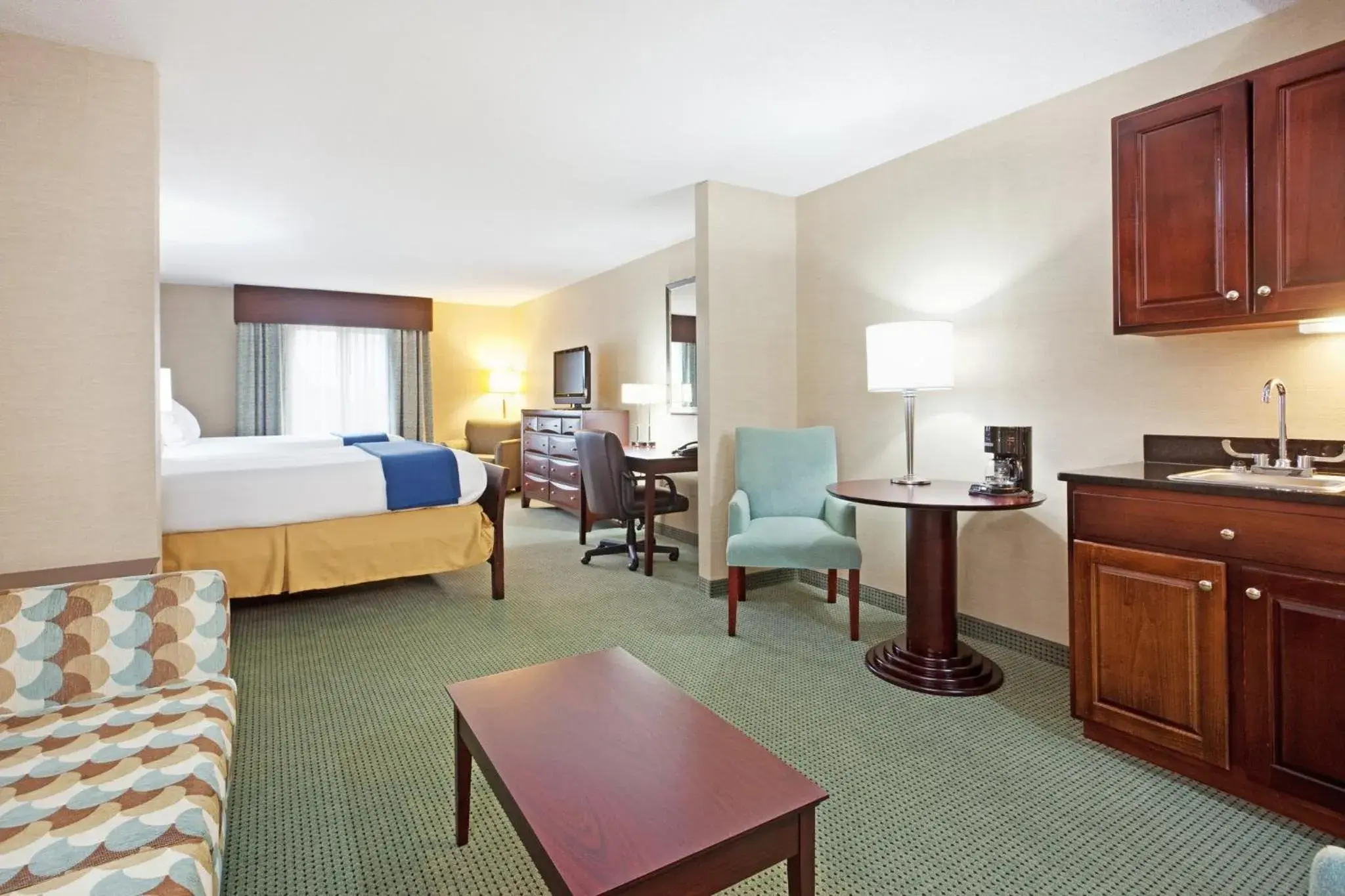Photo of the whole room, Bed in Holiday Inn Express and Suites Meriden by IHG Photo of the whole room, Bed in Holiday Inn Express and Suites Meriden by IHG