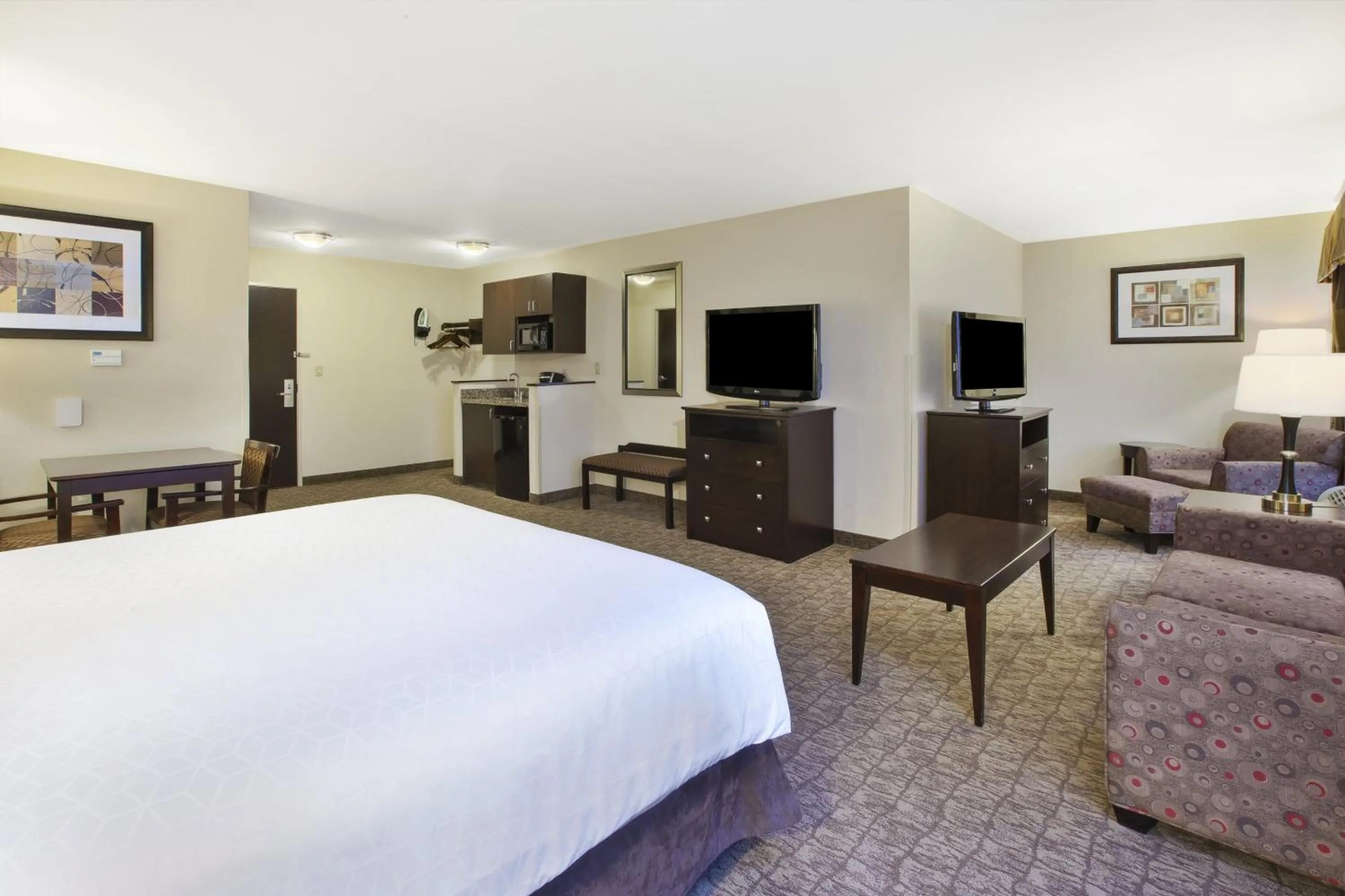 Photo of the whole room, Bed in Holiday Inn Express and Suites Wheeling by IHG