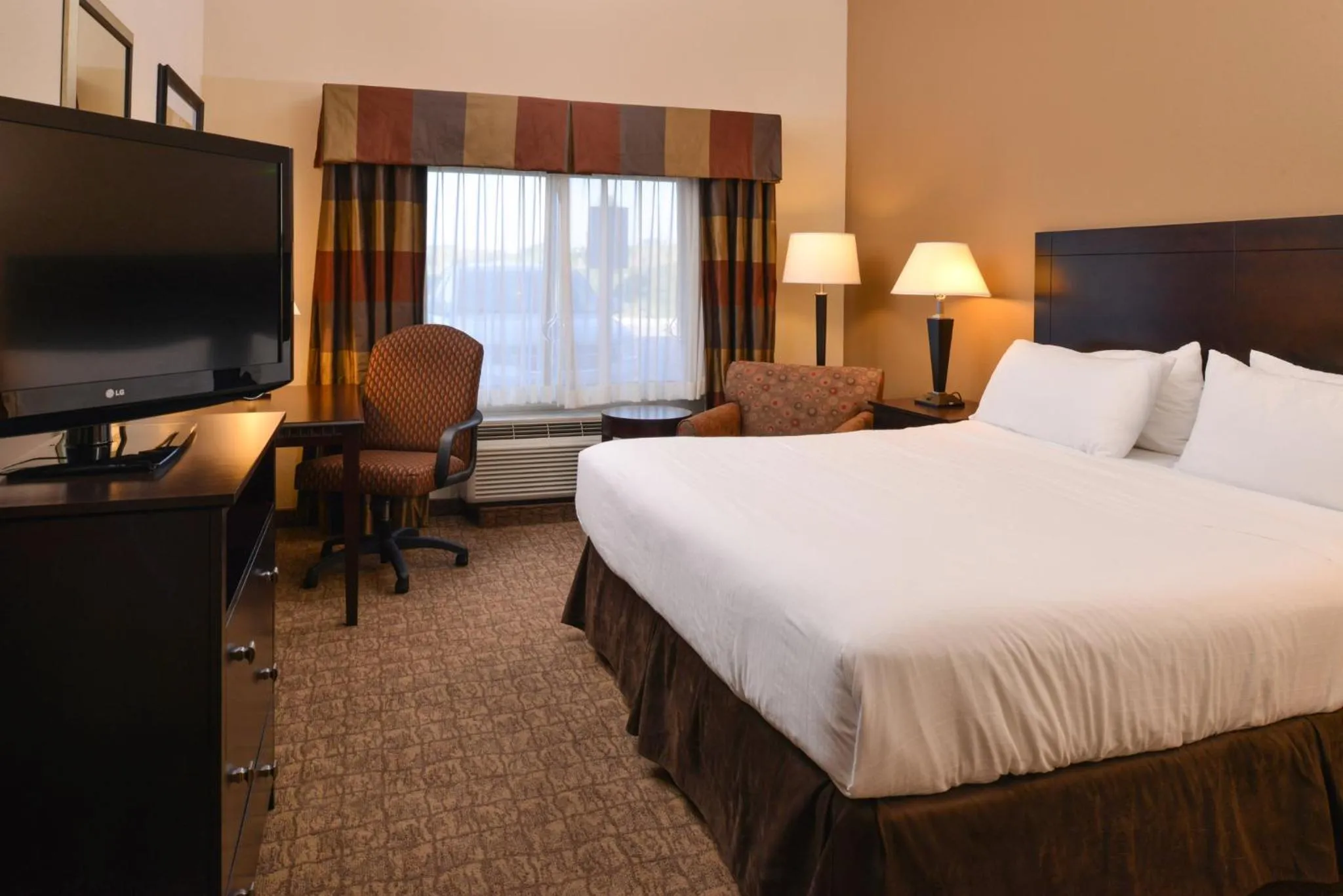 Photo of the whole room, Bed in Holiday Inn Express and Suites Wheeling by IHG