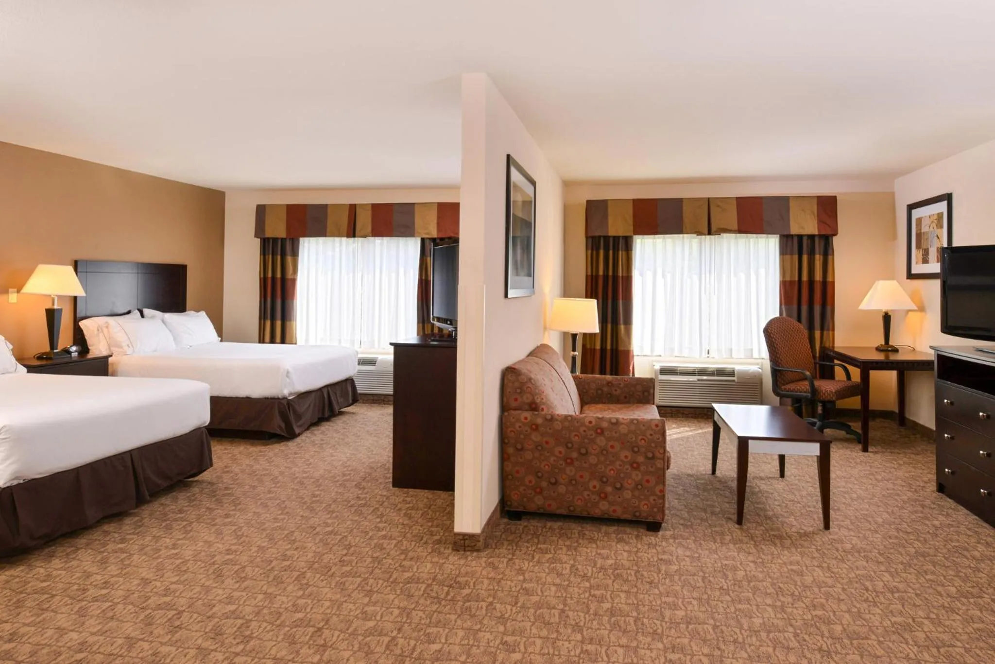 Photo of the whole room, Bed in Holiday Inn Express and Suites Wheeling by IHG