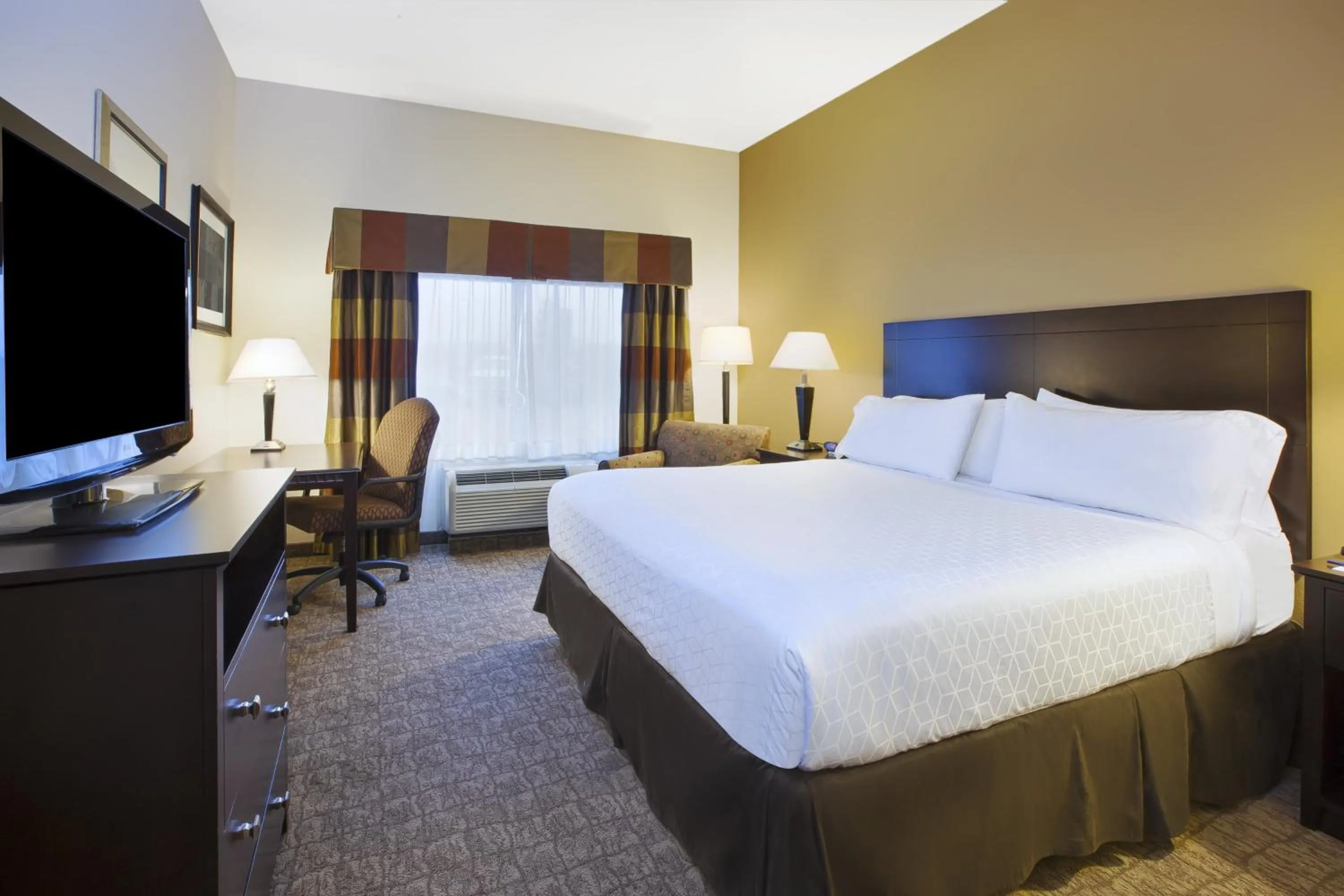 Photo of the whole room, Bed in Holiday Inn Express and Suites Wheeling by IHG