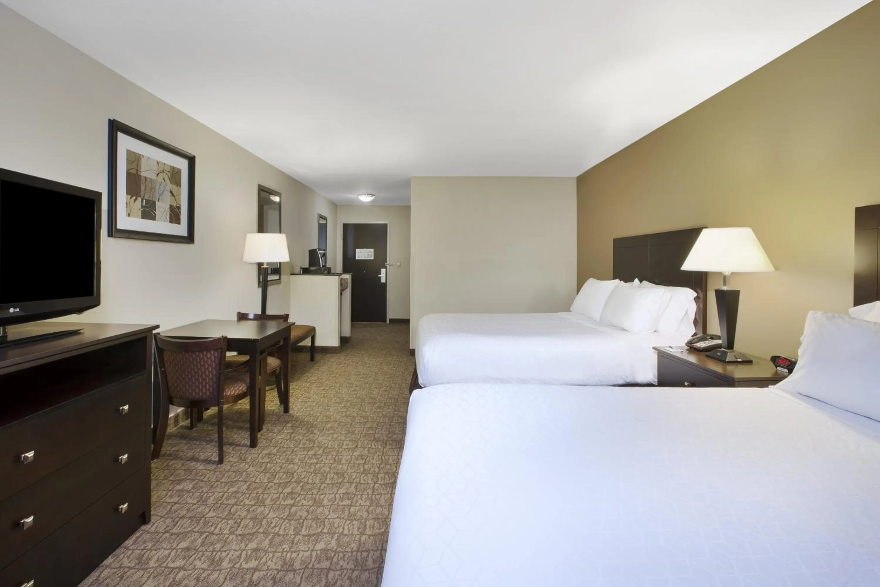 Photo of the whole room, Bed in Holiday Inn Express and Suites Wheeling by IHG