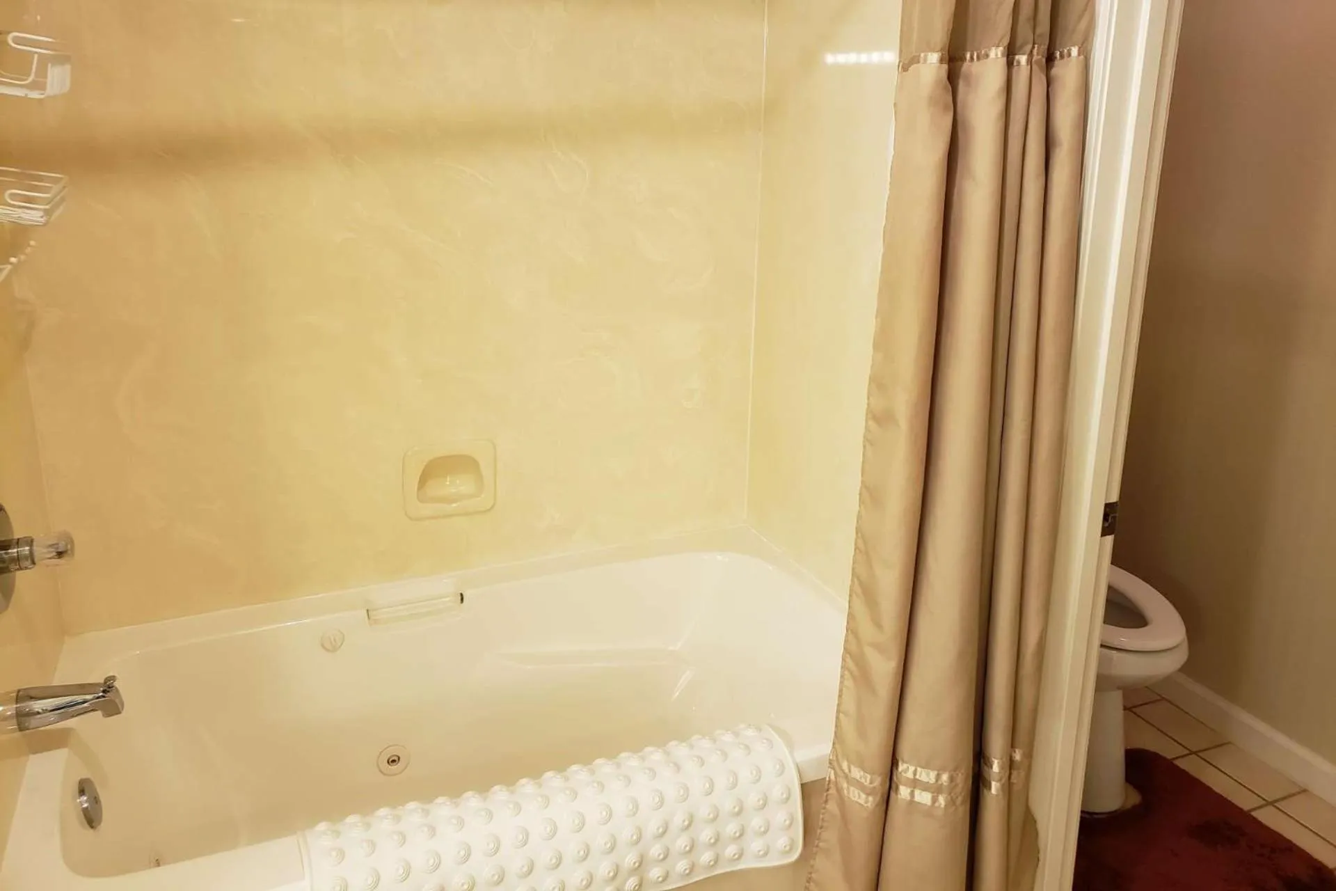 Foothill's Luxury 2BDR Ground Floor Condo in 1000 Hill's