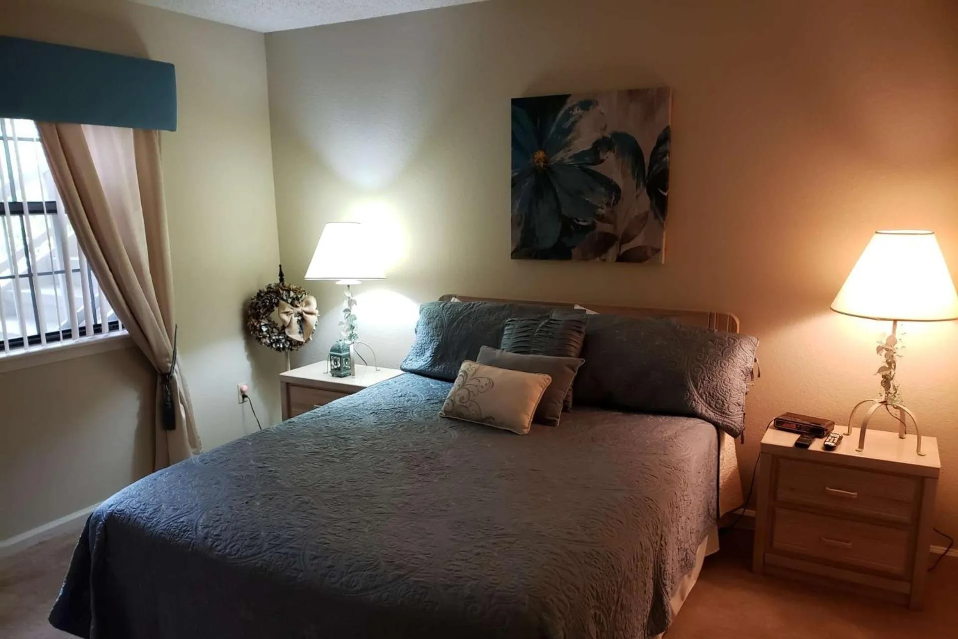 Bed in Foothill's Luxury 2BDR Ground Floor Condo in 1000 Hill's