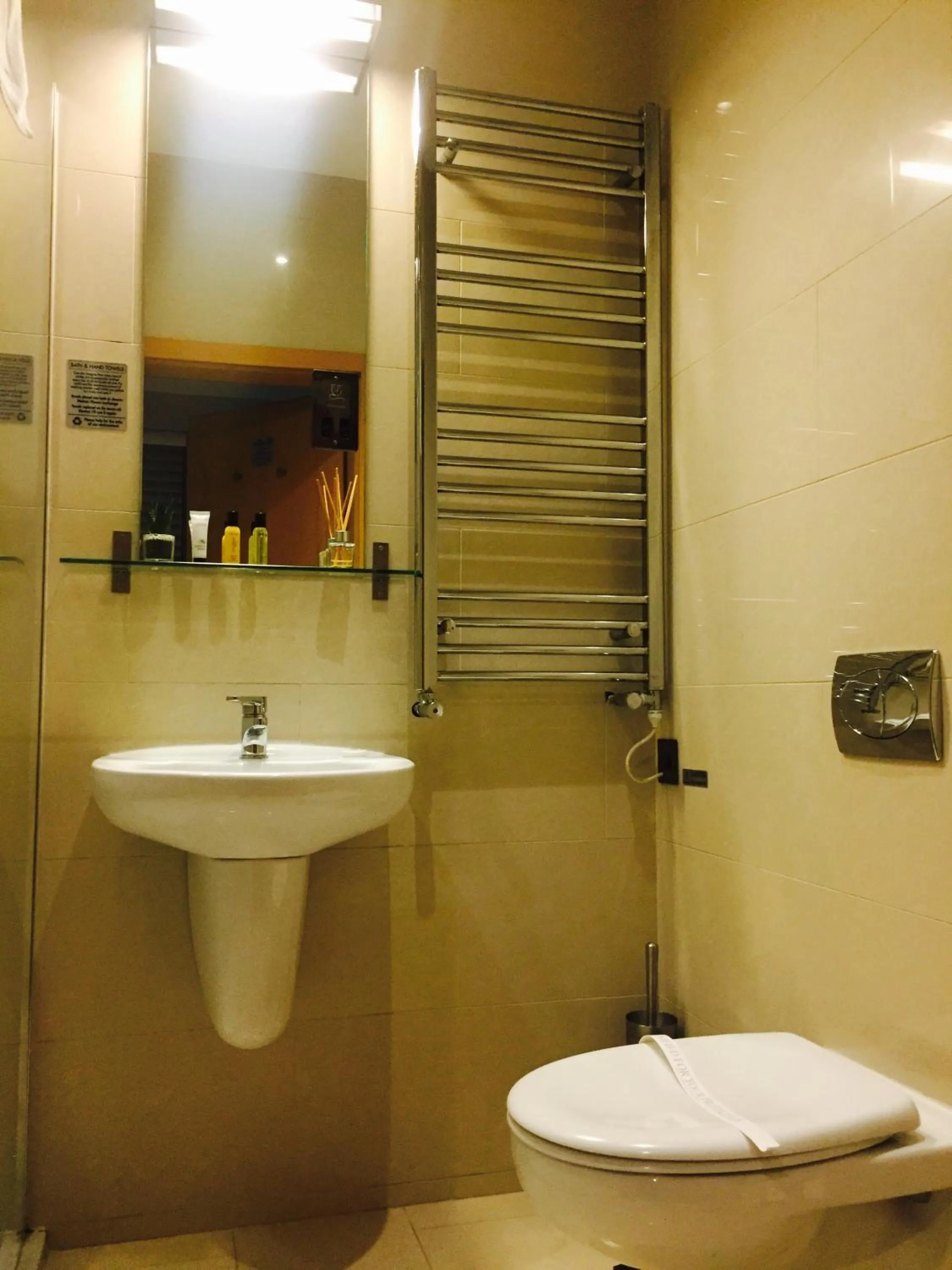 Bathroom in Homestay Hotel Heathrow