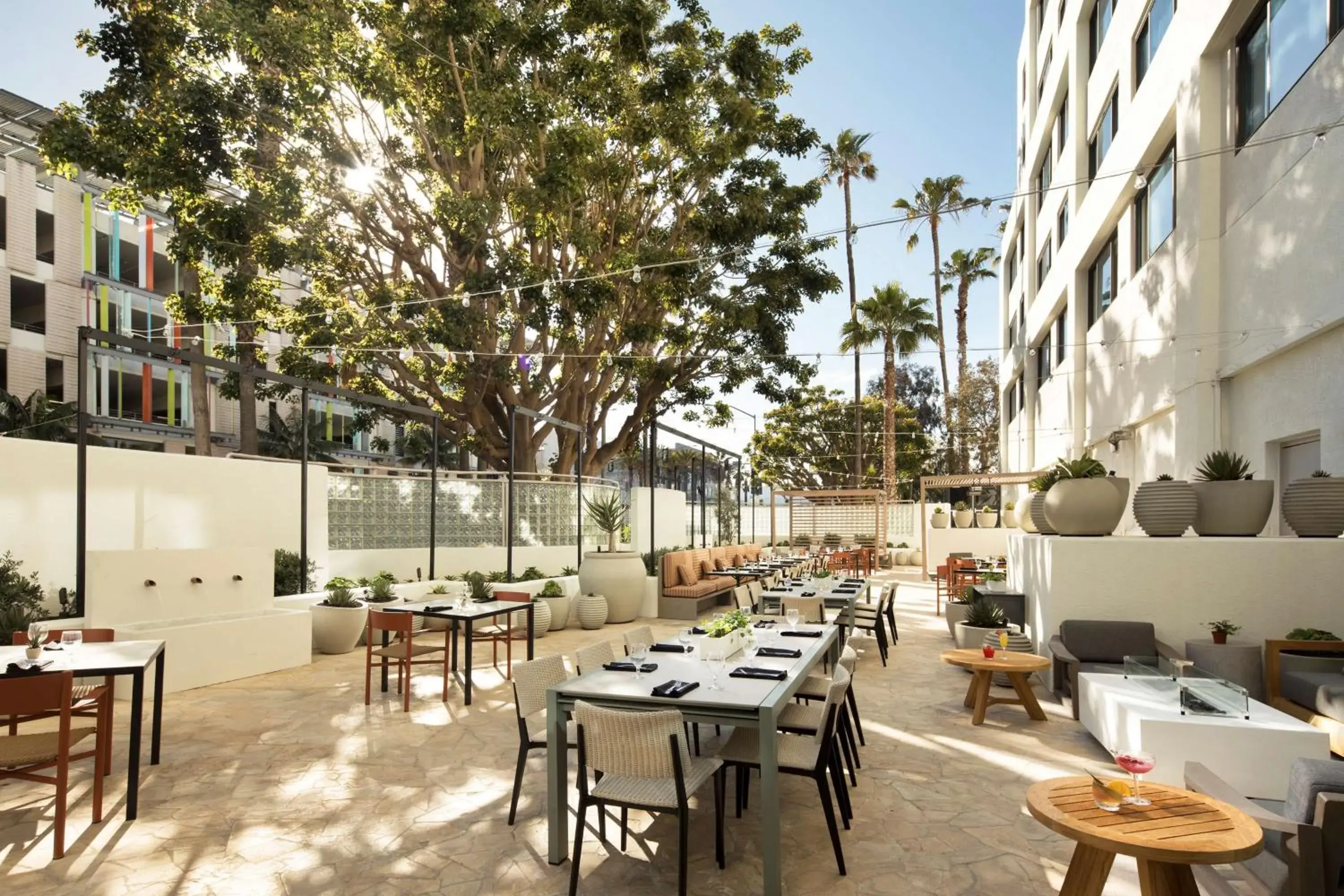 Restaurant/places to eat in Hilton Santa Monica Restaurant/places to eat in Hilton Santa Monica