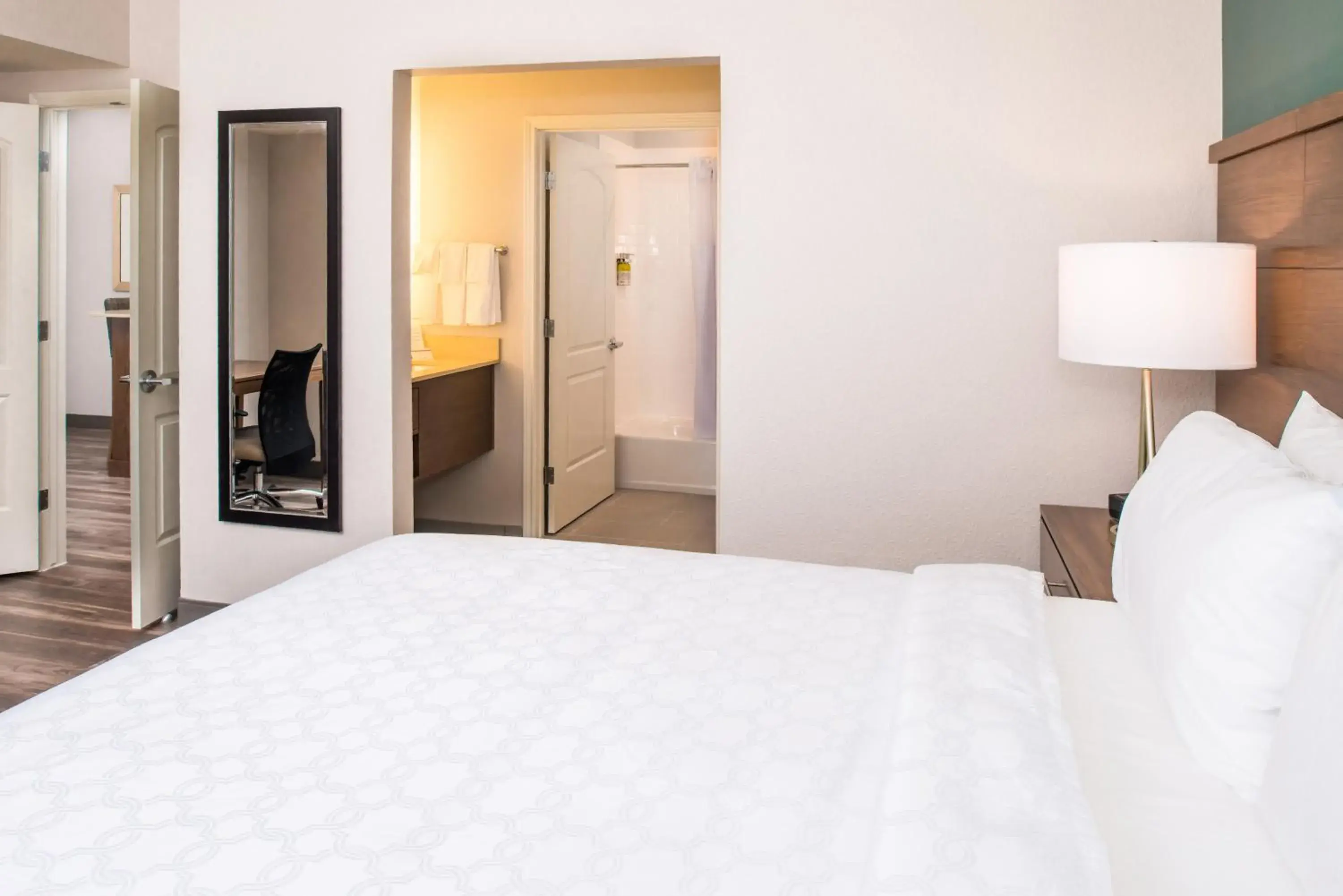One-Bedroom Queen Suite in Staybridge Suites - Pecos by IHG One-Bedroom Queen Suite in Staybridge Suites - Pecos by IHG