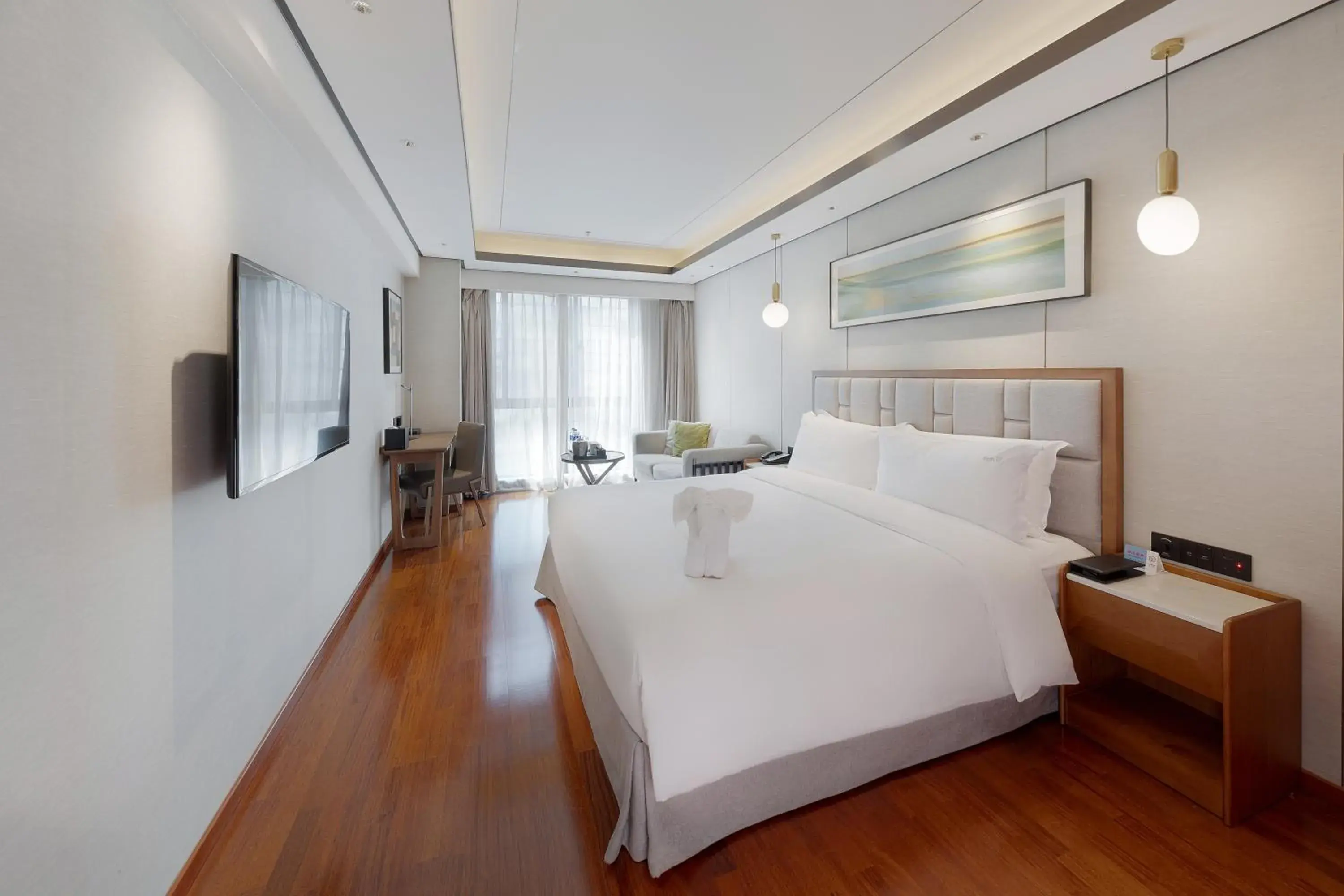 Photo of the whole room, Bed in Holiday Inn Suites Xi'an High-Tech Zone by IHG Photo of the whole room, Bed in Holiday Inn Suites Xi'an High-Tech Zone by IHG