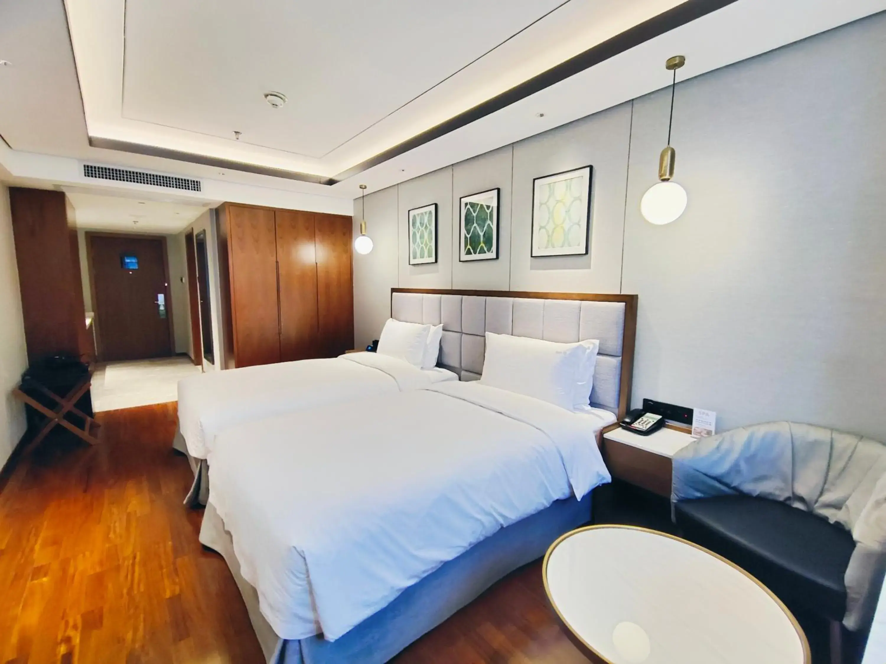Photo of the whole room, Bed in Holiday Inn Suites Xi'an High-Tech Zone, an IHG Hotel Photo of the whole room, Bed in Holiday Inn Suites Xi'an High-Tech Zone, an IHG Hotel