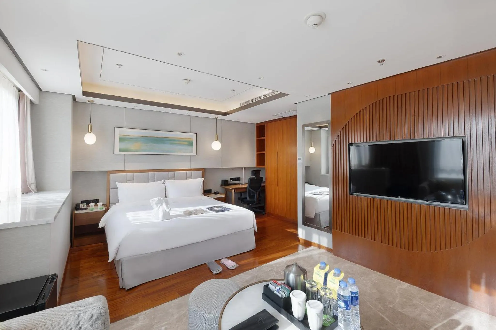 Photo of the whole room, Bed in Holiday Inn Suites Xi'an High-Tech Zone by IHG