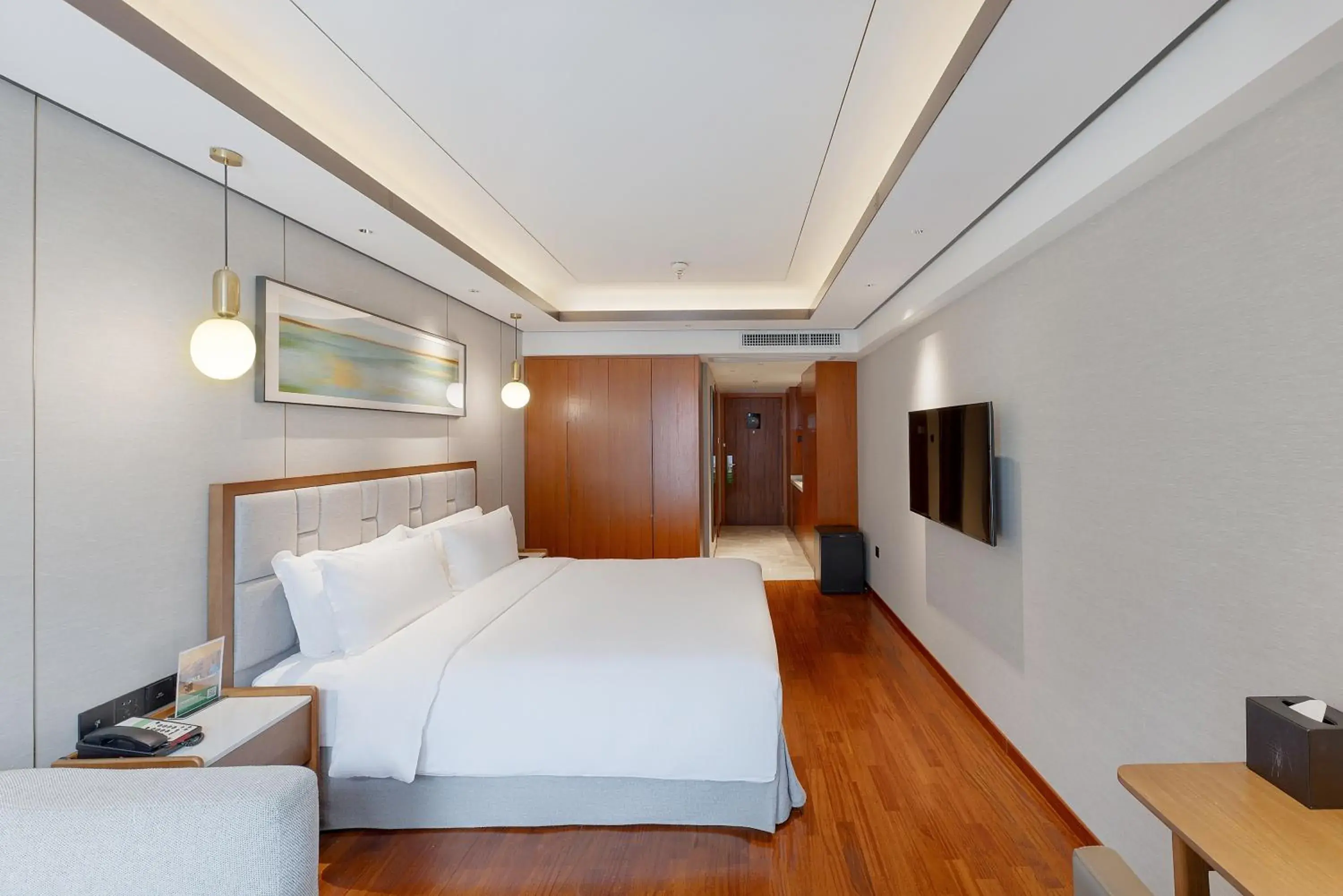 Photo of the whole room, Bed in Holiday Inn Suites Xi'an High-Tech Zone by IHG Photo of the whole room, Bed in Holiday Inn Suites Xi'an High-Tech Zone by IHG