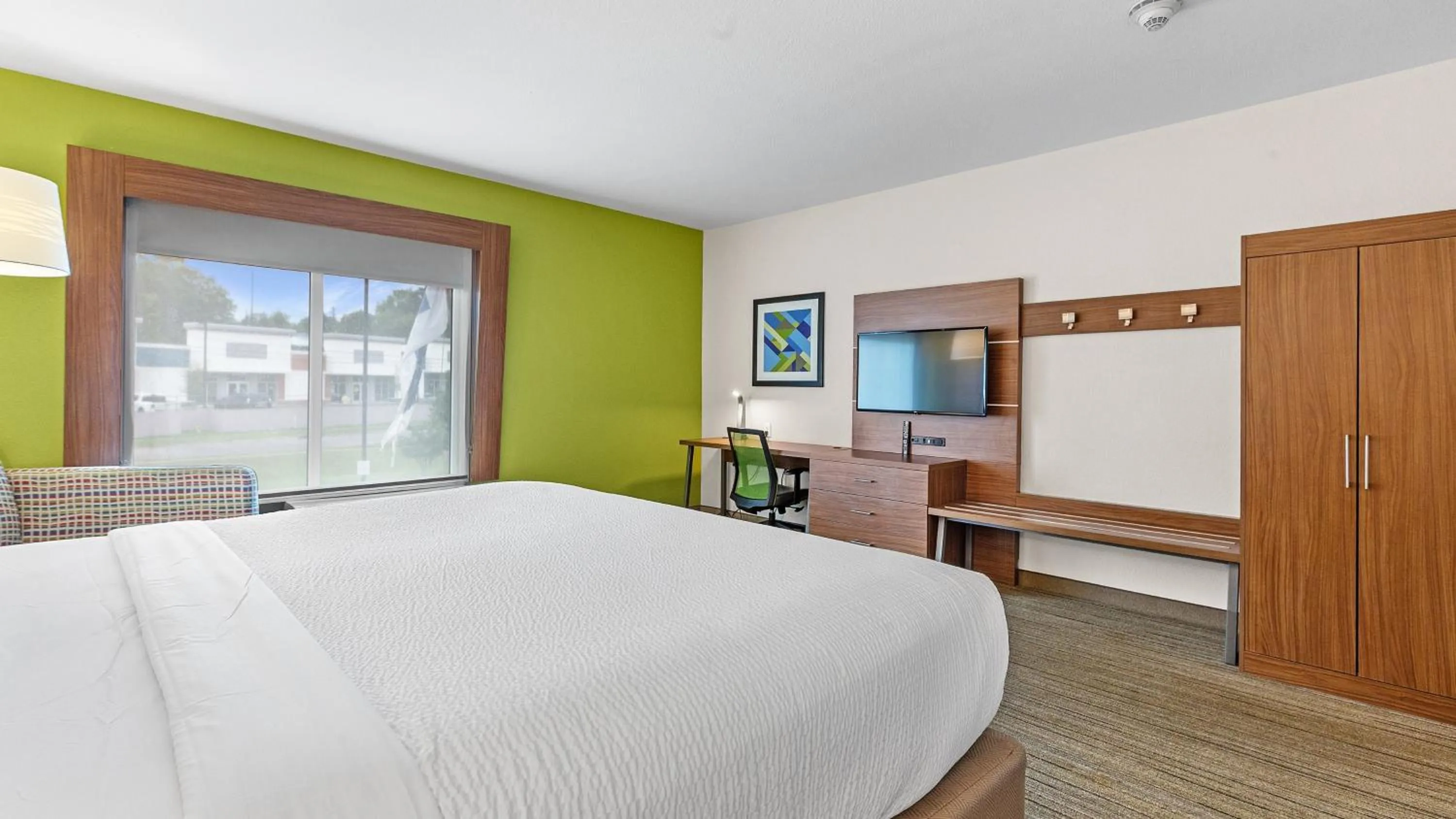 Photo of the whole room, Bed in Holiday Inn Express & Suites Mobile - University Area by IHG