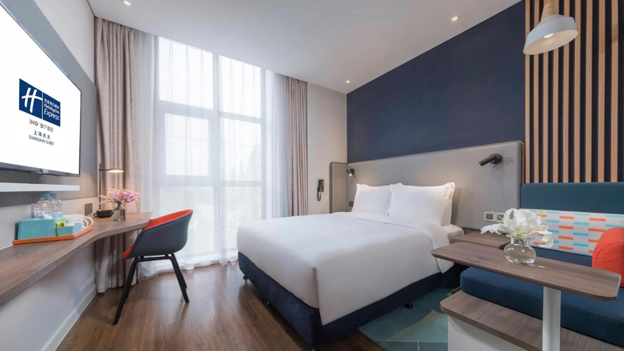 Photo of the whole room, Bed in Holiday Inn Express Shanghai Gubei by IHG