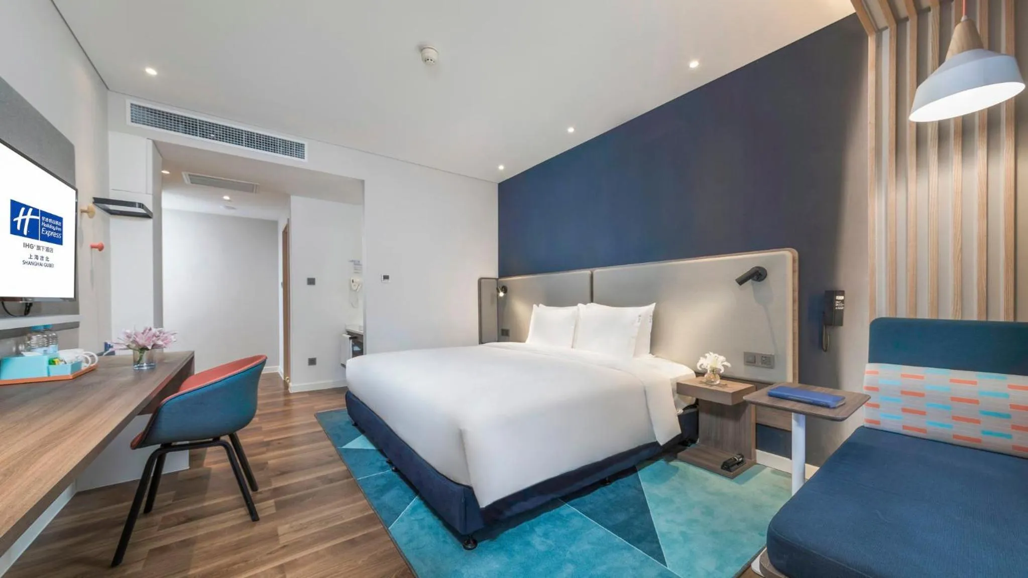 Photo of the whole room, Bed in Holiday Inn Express Shanghai Gubei by IHG