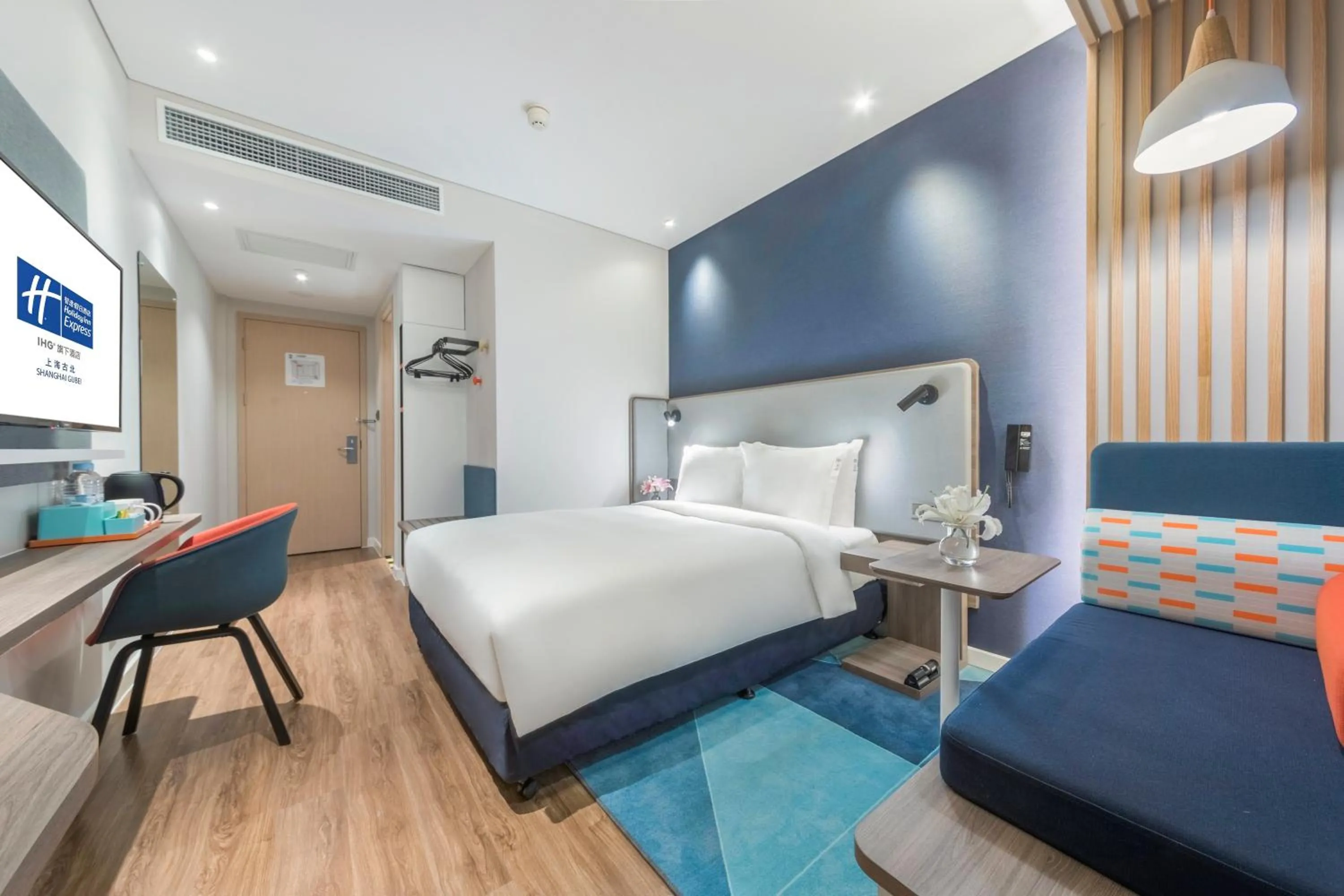 Photo of the whole room, Bed in Holiday Inn Express Shanghai Gubei by IHG