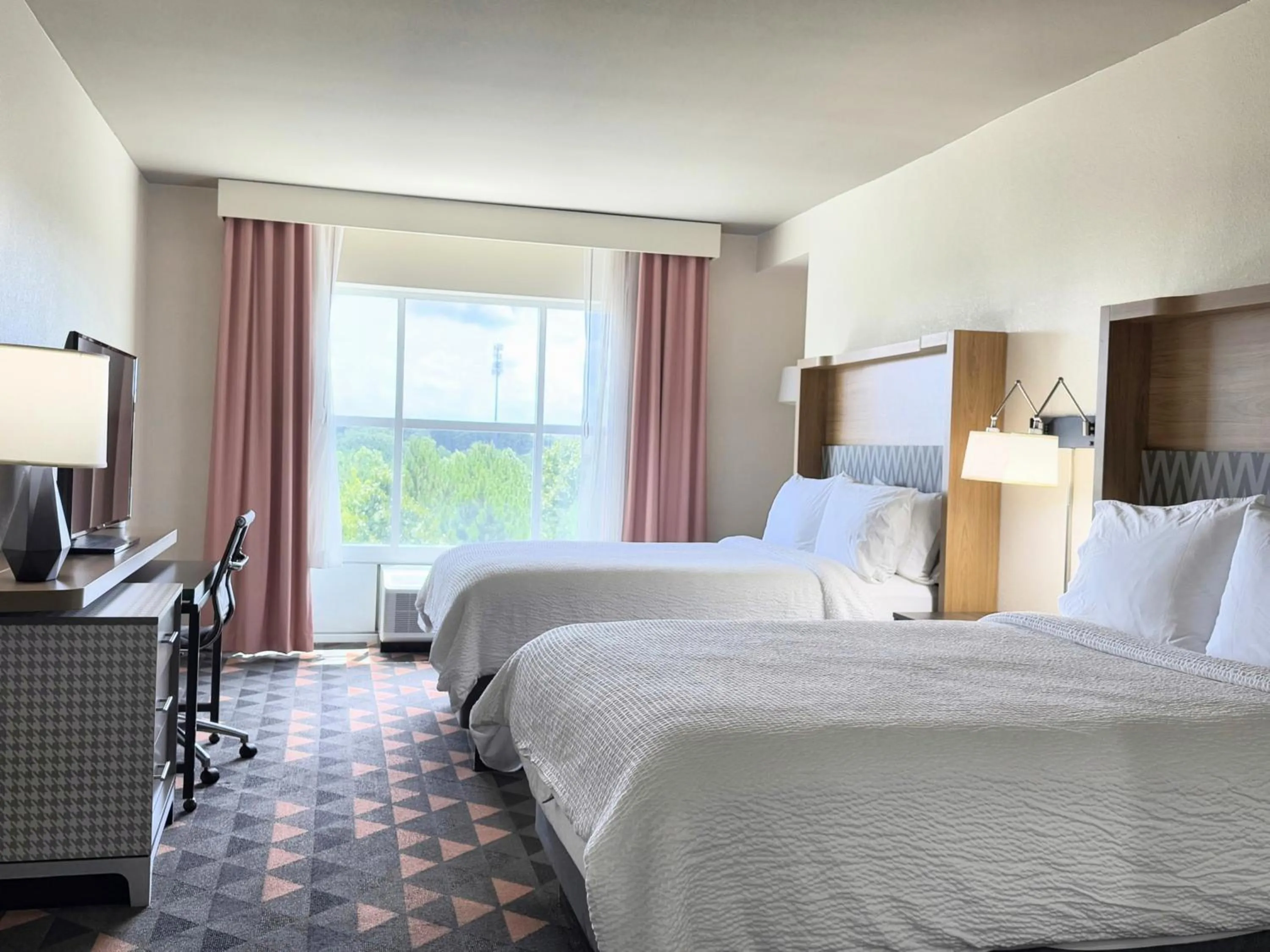 Bed in Holiday Inn & Suites - Fayetteville W-Fort Bragg Area by IHG