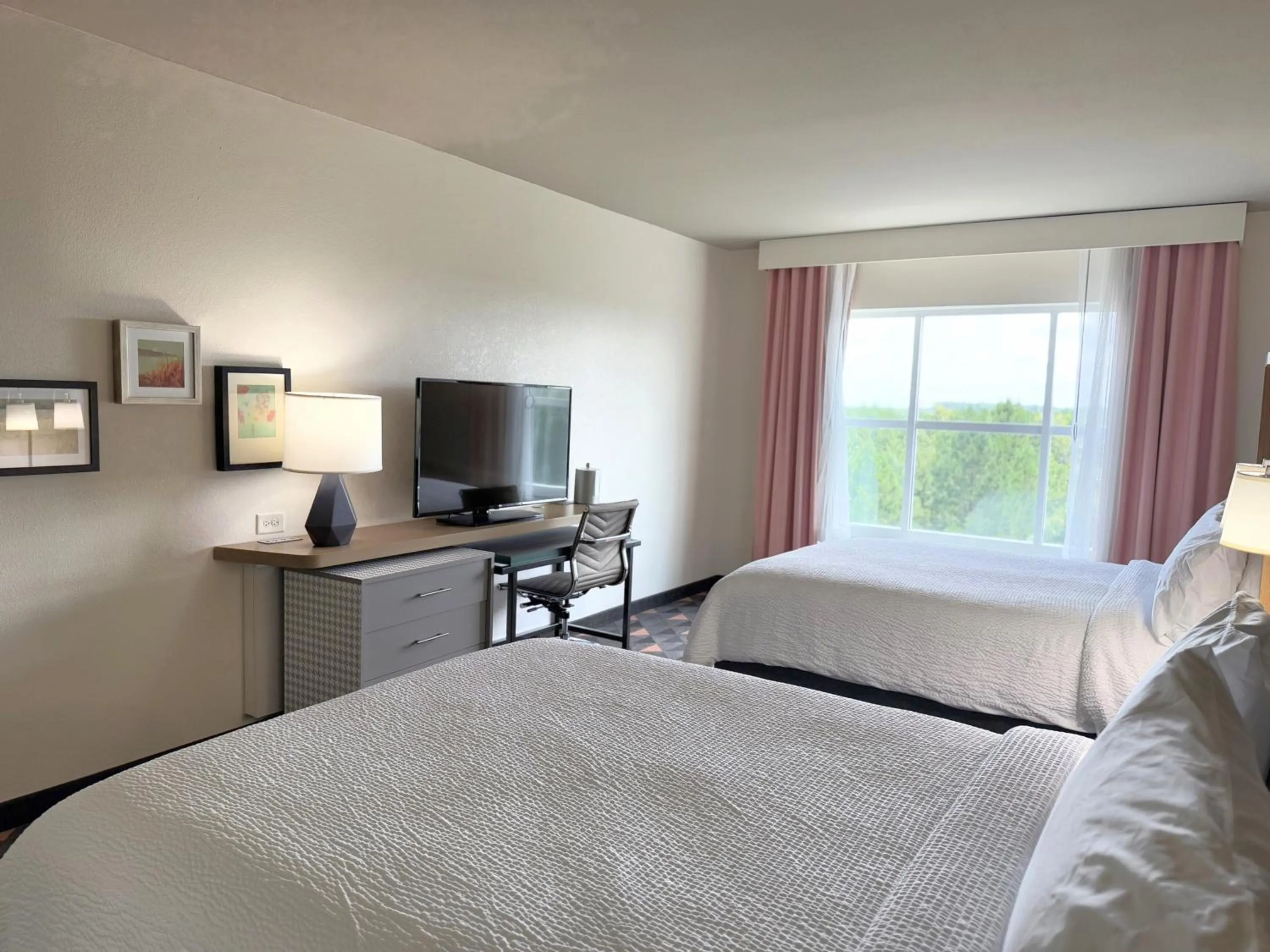Bed in Holiday Inn & Suites - Fayetteville W-Fort Bragg Area by IHG