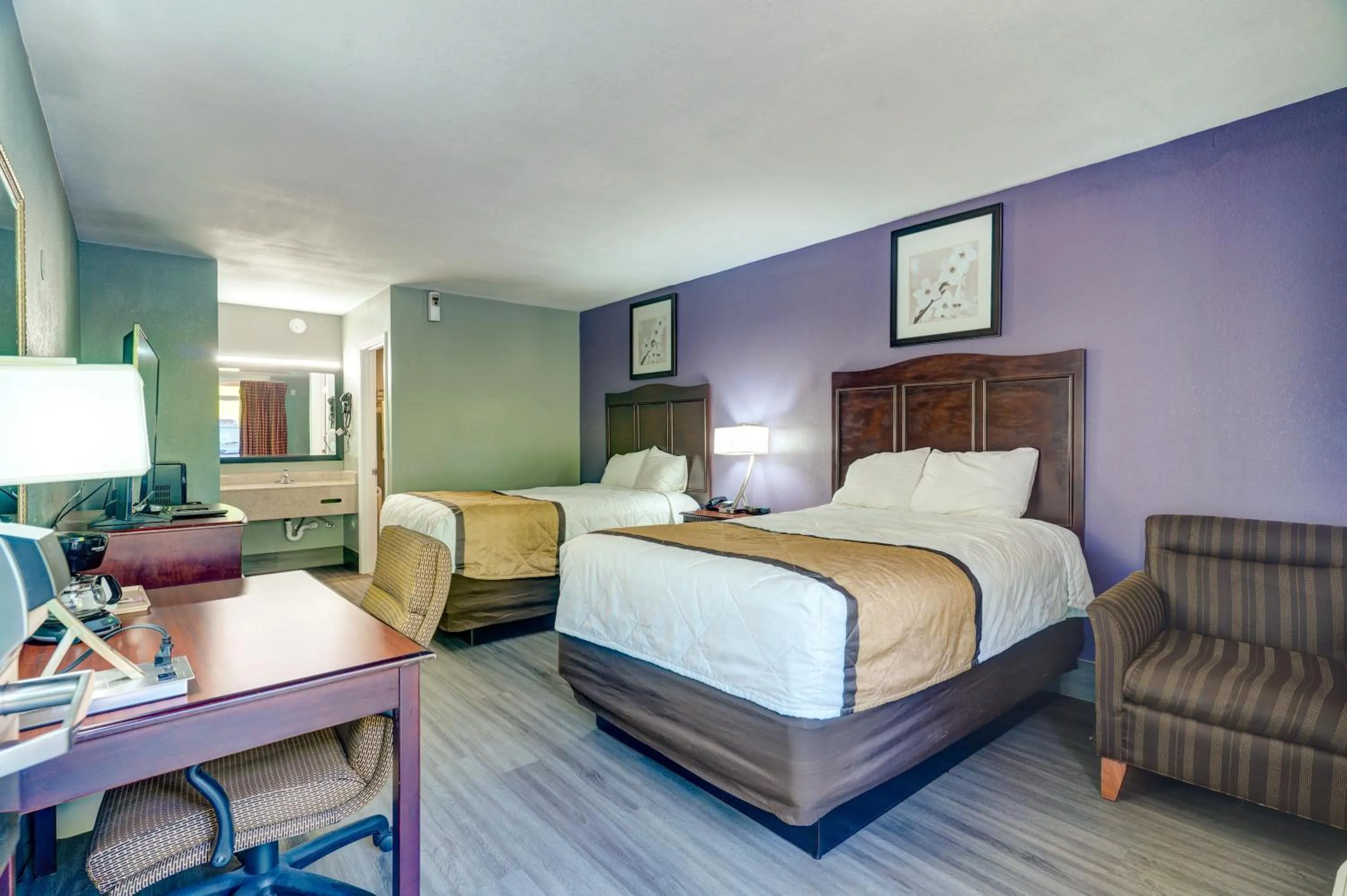 Bed in Budget Inn Top of Ellijay