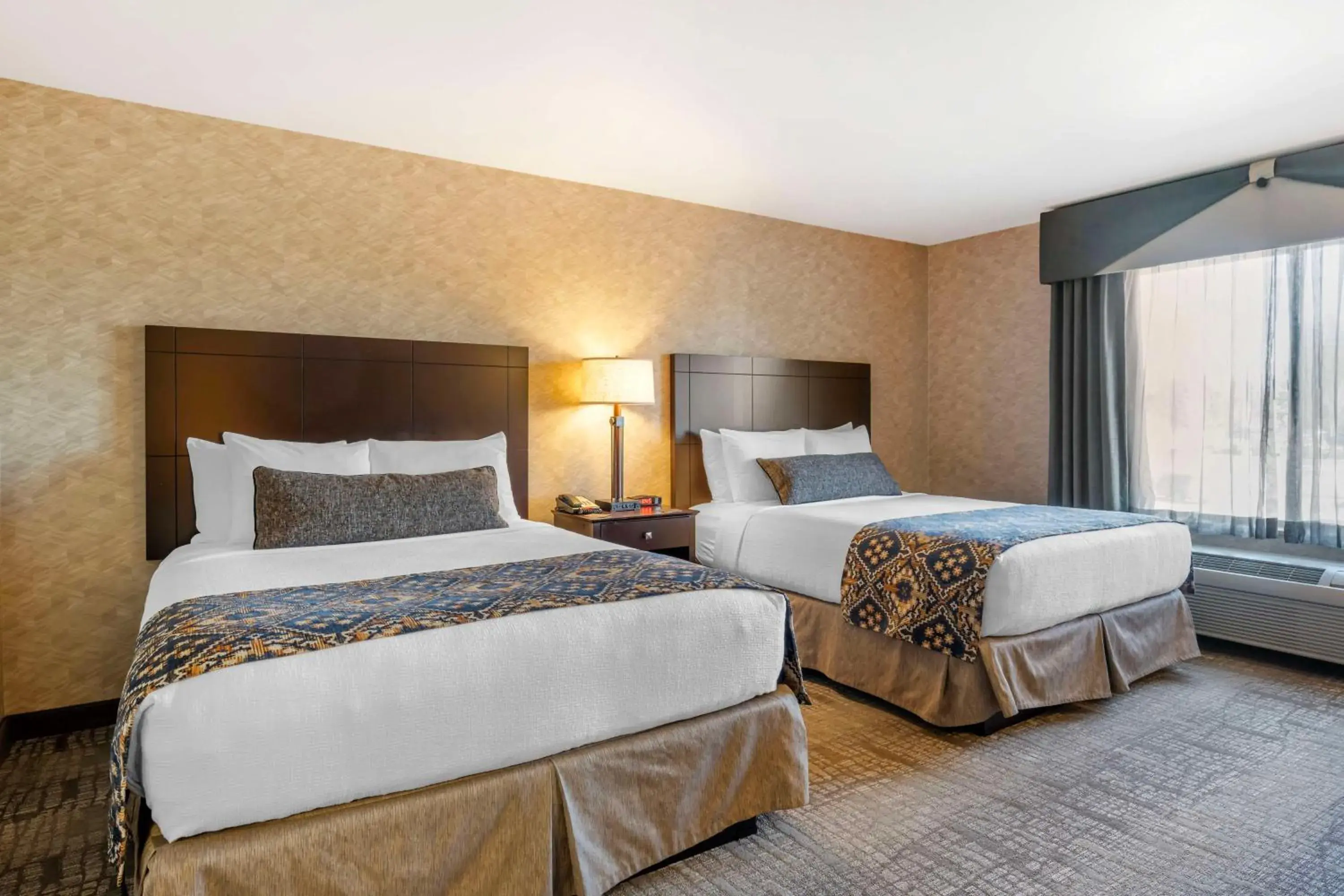 Bedroom, Bed in Best Western Plus Ponderay Mountain Lodge Sandpoint Bedroom, Bed in Best Western Plus Ponderay Mountain Lodge Sandpoint