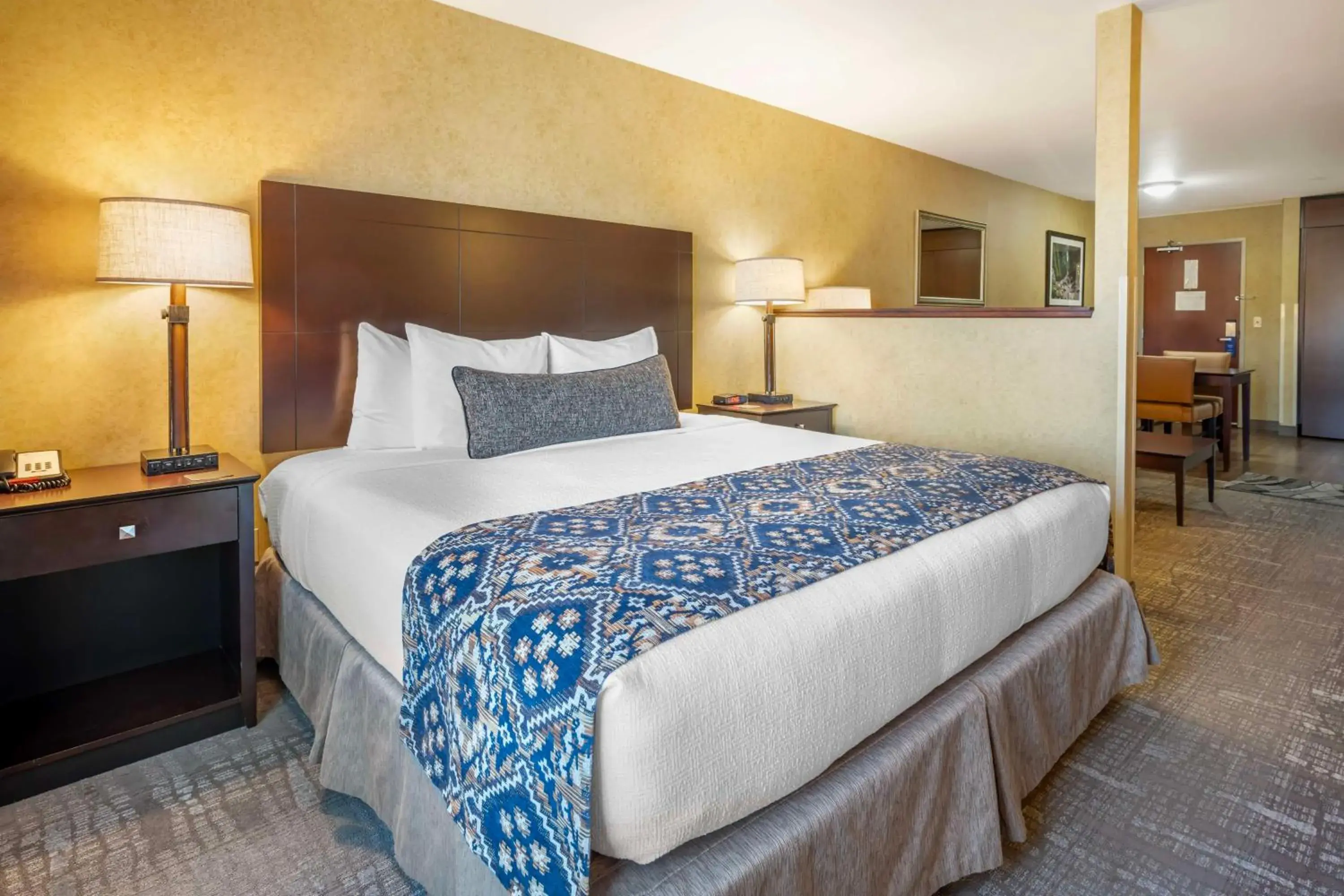 Bedroom, Bed in Best Western Plus Ponderay Mountain Lodge Sandpoint Bedroom, Bed in Best Western Plus Ponderay Mountain Lodge Sandpoint