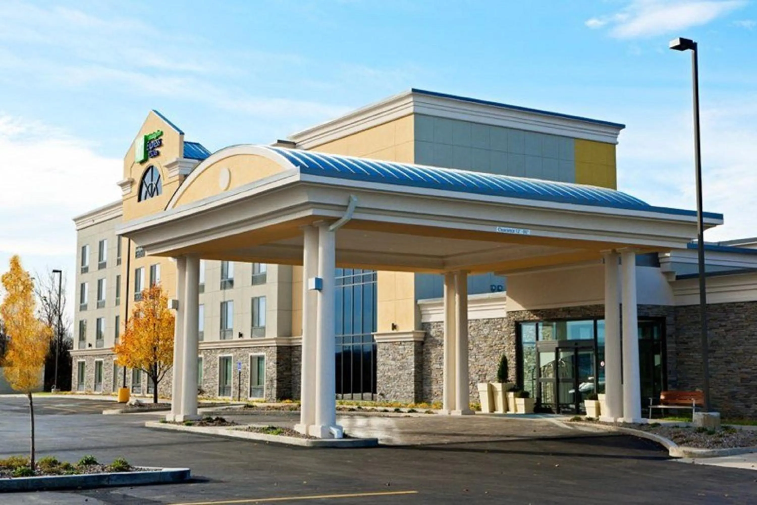 Property building in Holiday Inn Express and Suites Batavia by IHG
