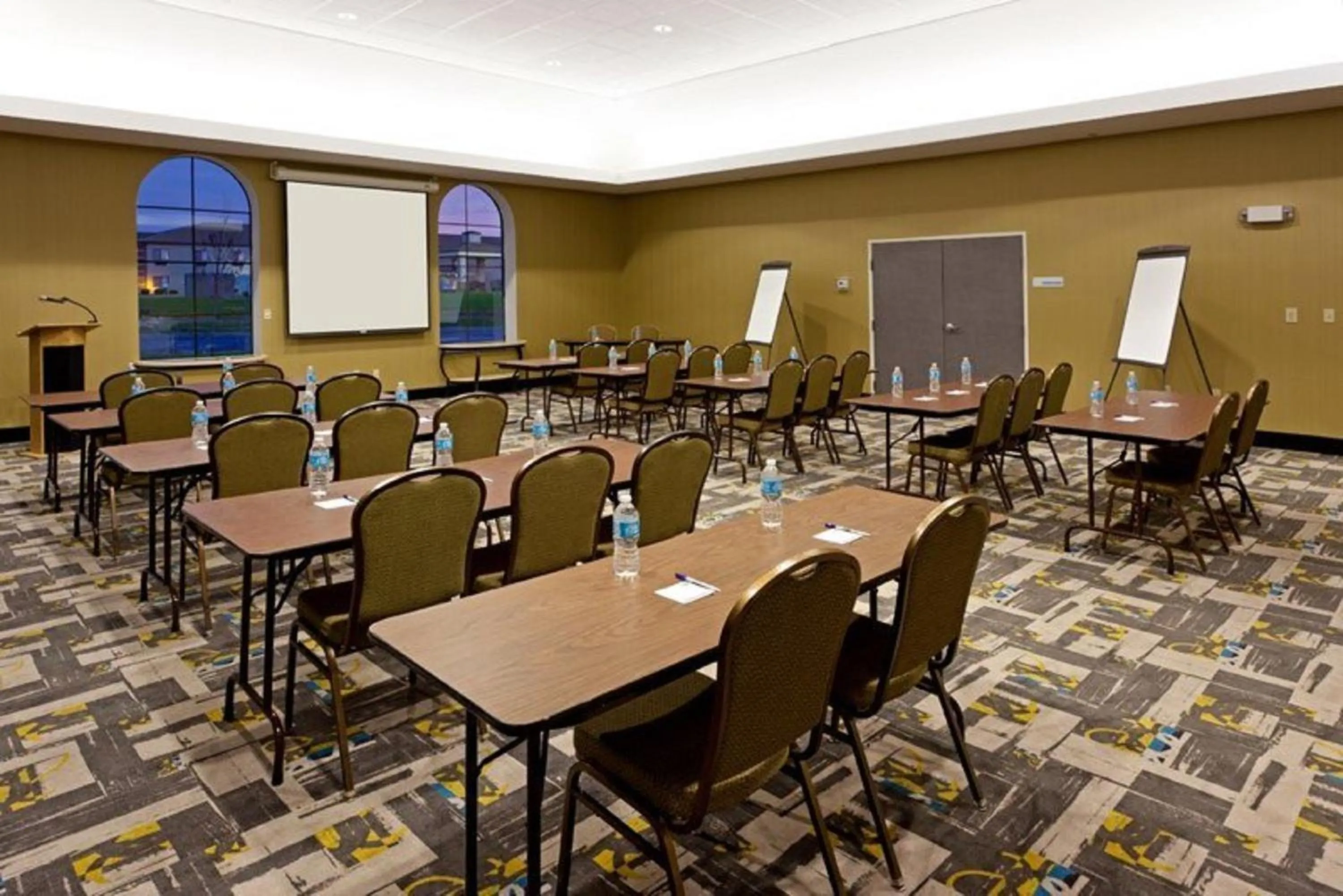 Meeting/conference room in Holiday Inn Express and Suites Batavia by IHG