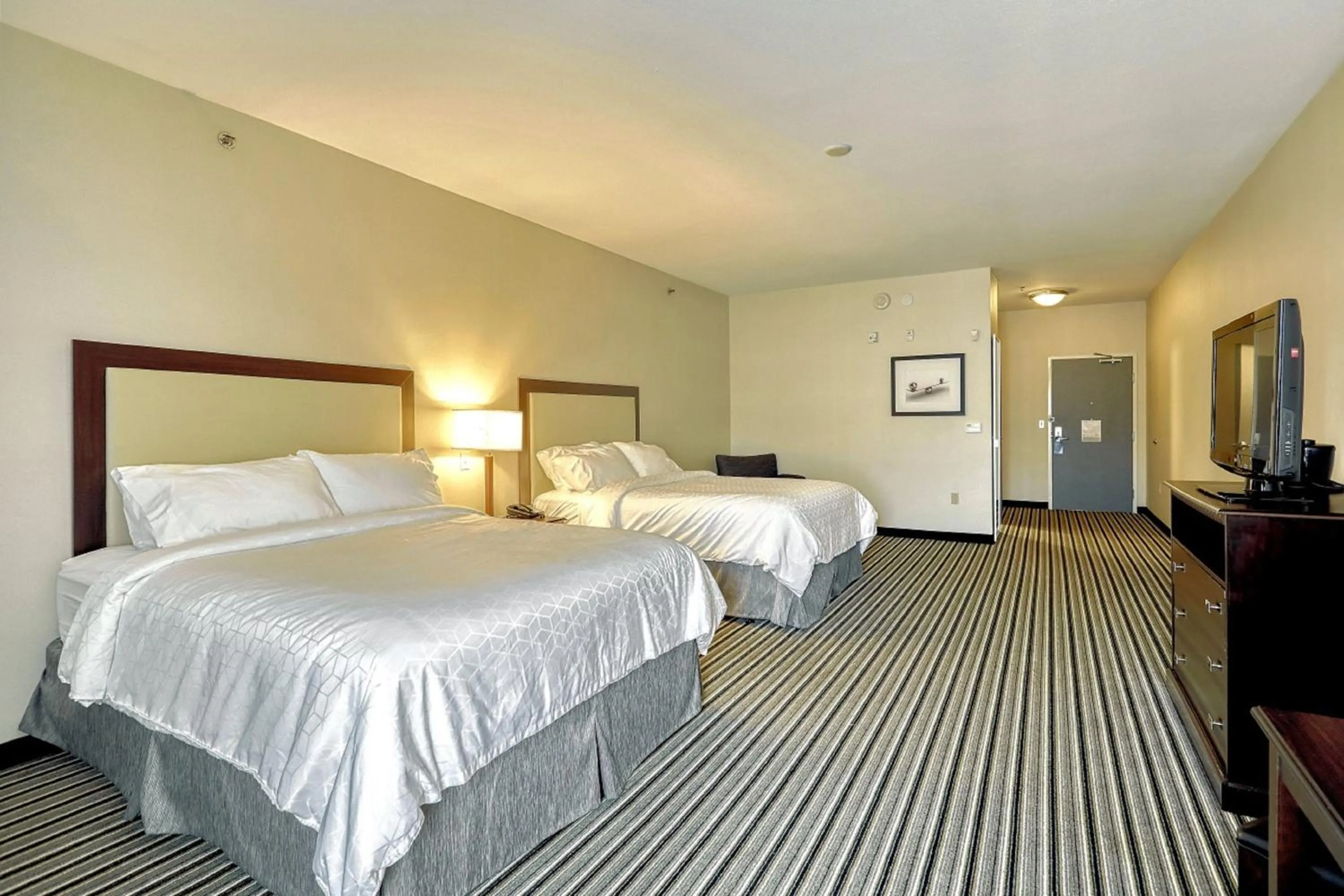 Photo of the whole room, Bed in Holiday Inn Express and Suites Batavia by IHG