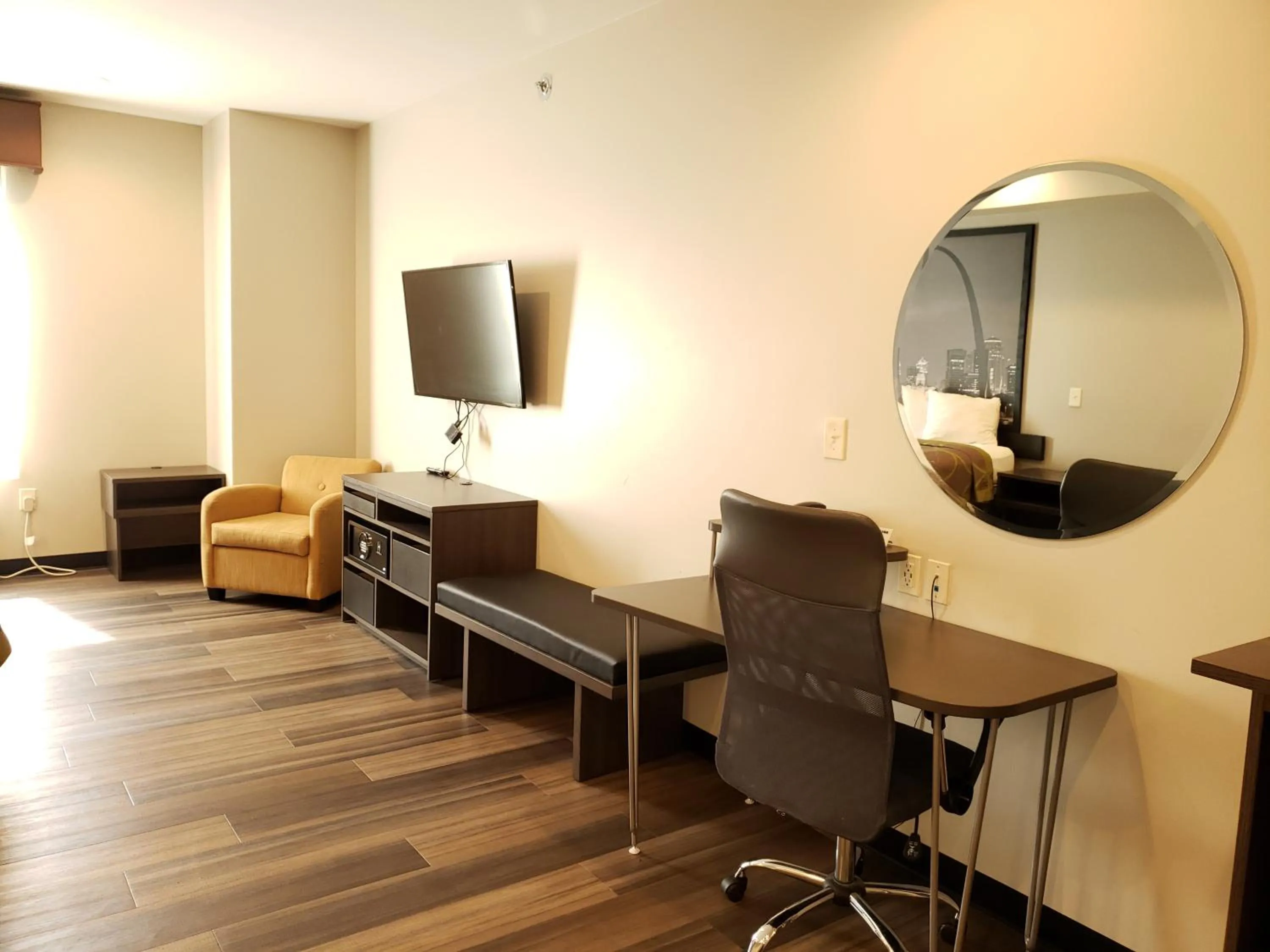 Photo of the whole room in Super 8 by Wyndham St. Louis North